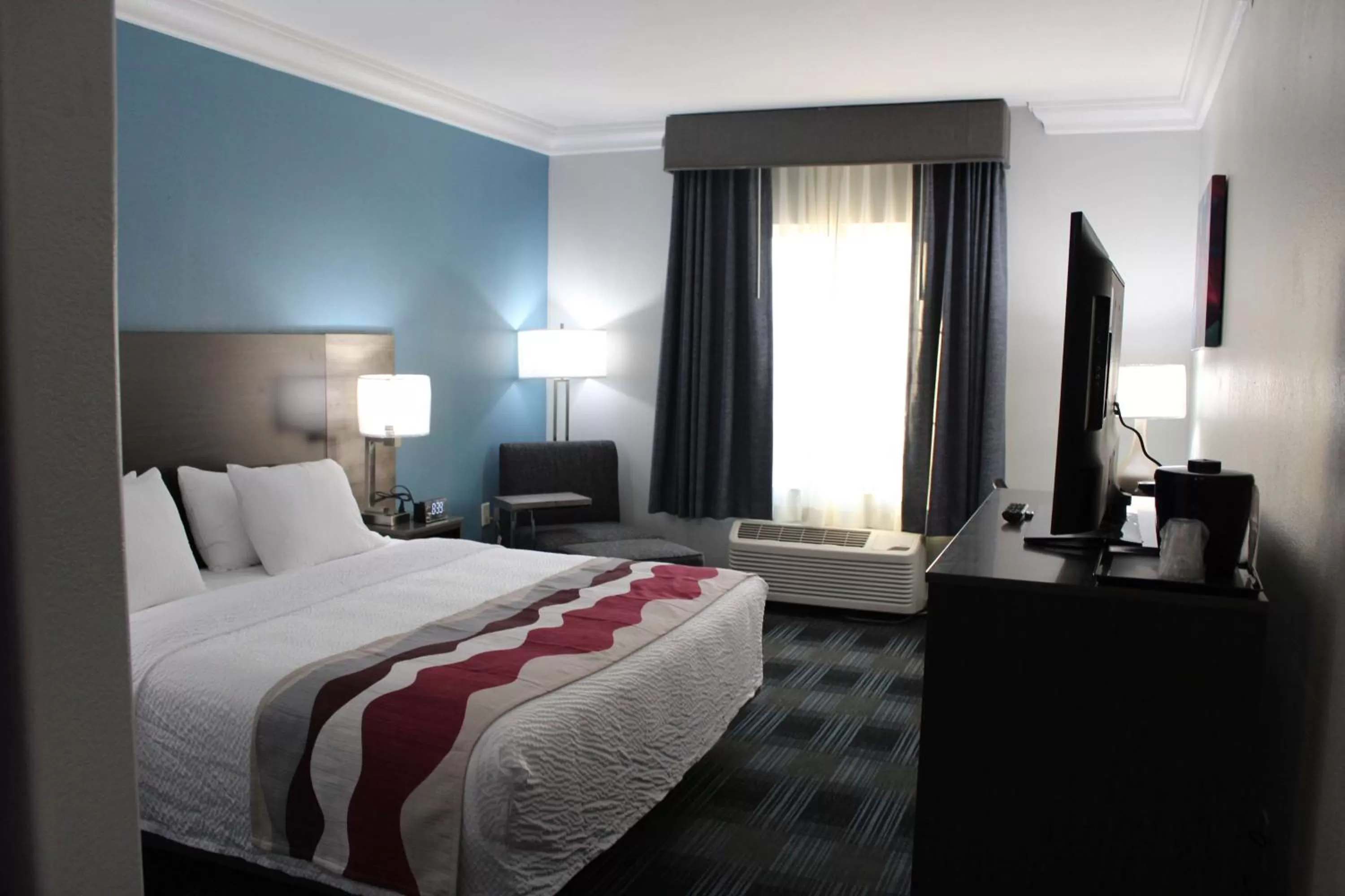King Room with Roll-In Shower - Disability Access in Best Western Medical Center North Inn & Suites Near Six Flags