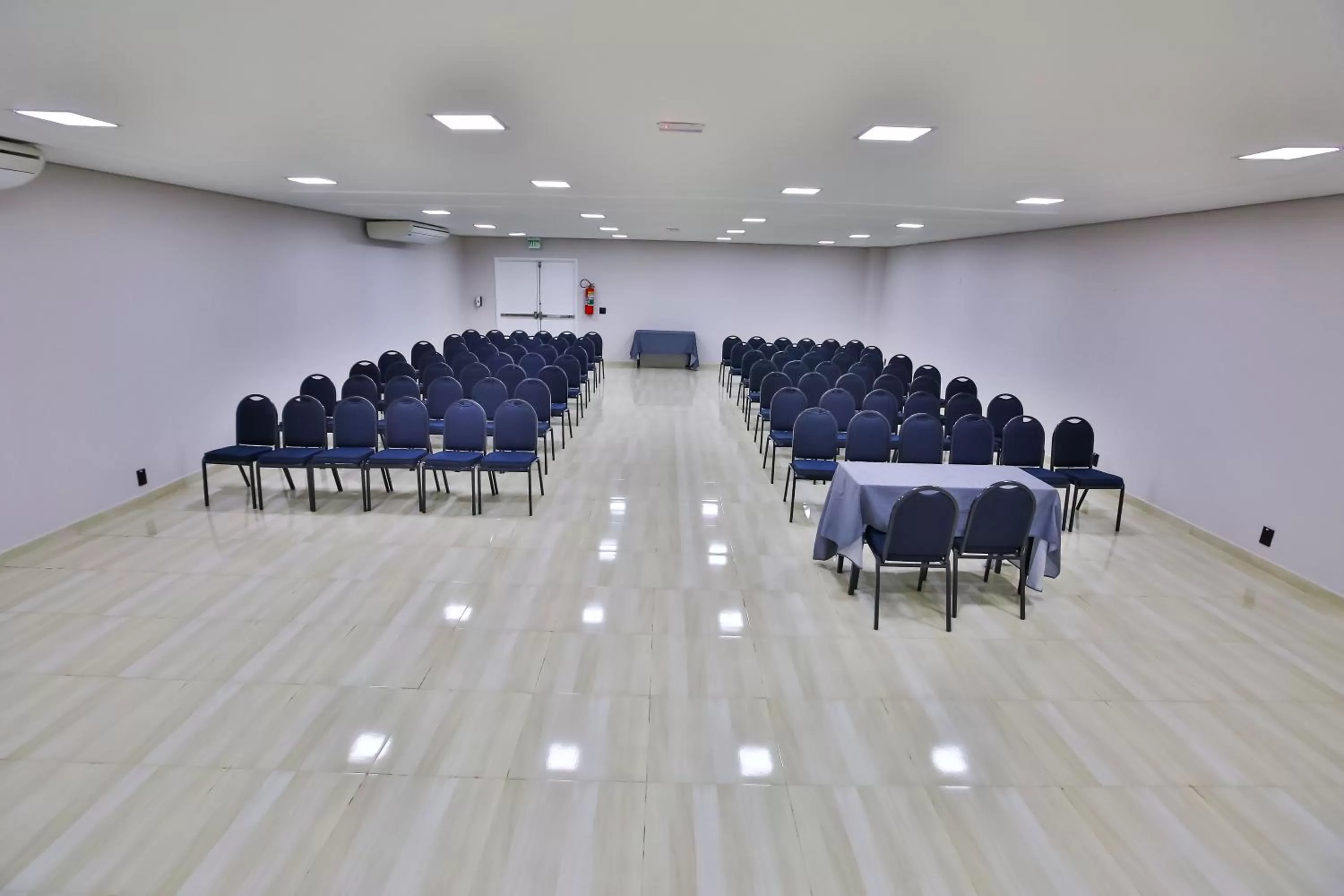 Meeting/conference room in Vivendas Rio Claro by Atlantica