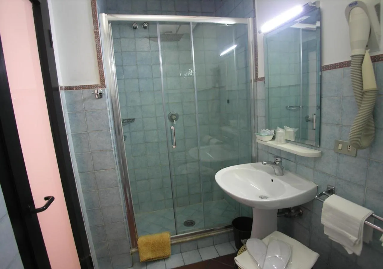 Shower in Hotel Toledo