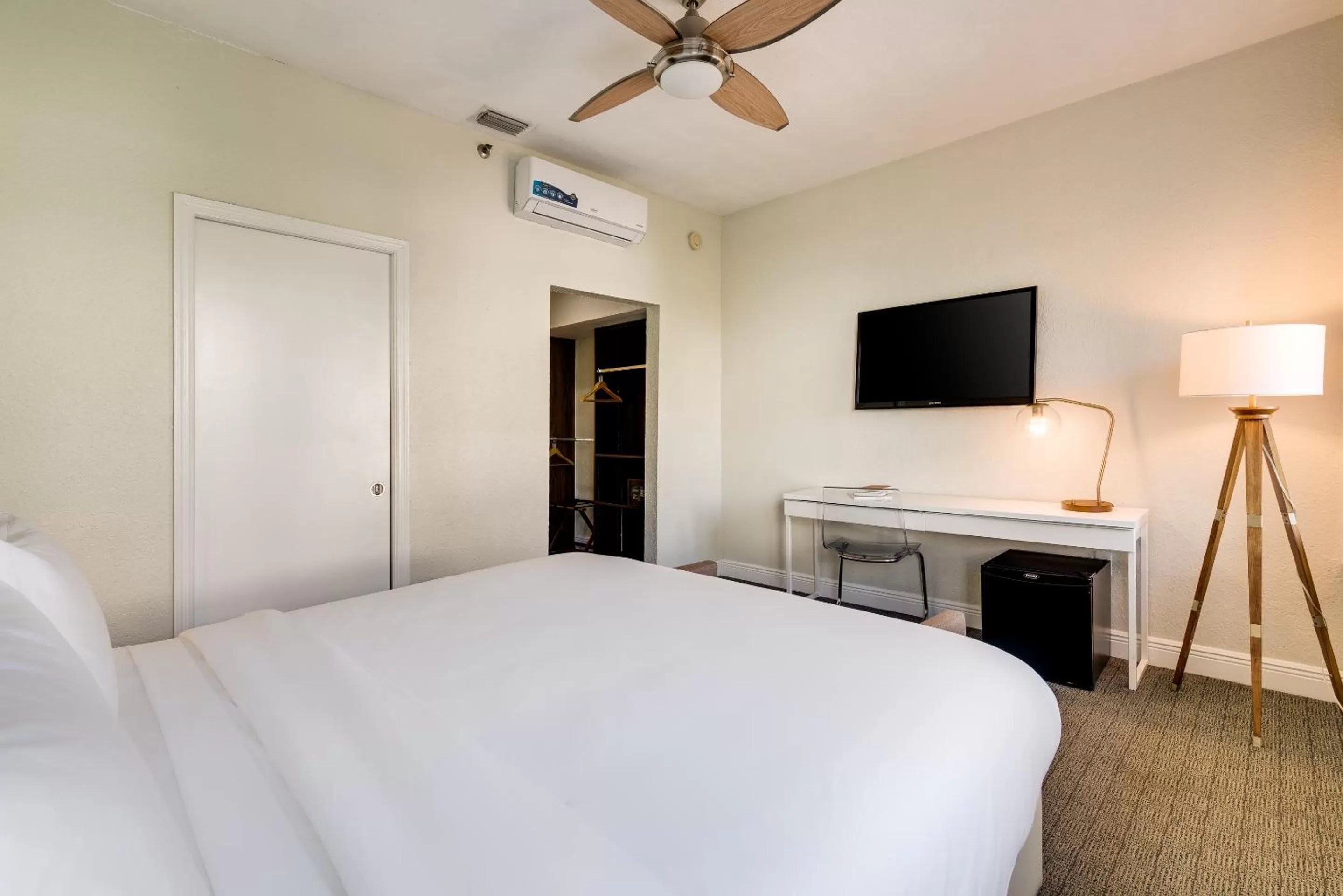 Bedroom, Bed in Crest Hotel Suites