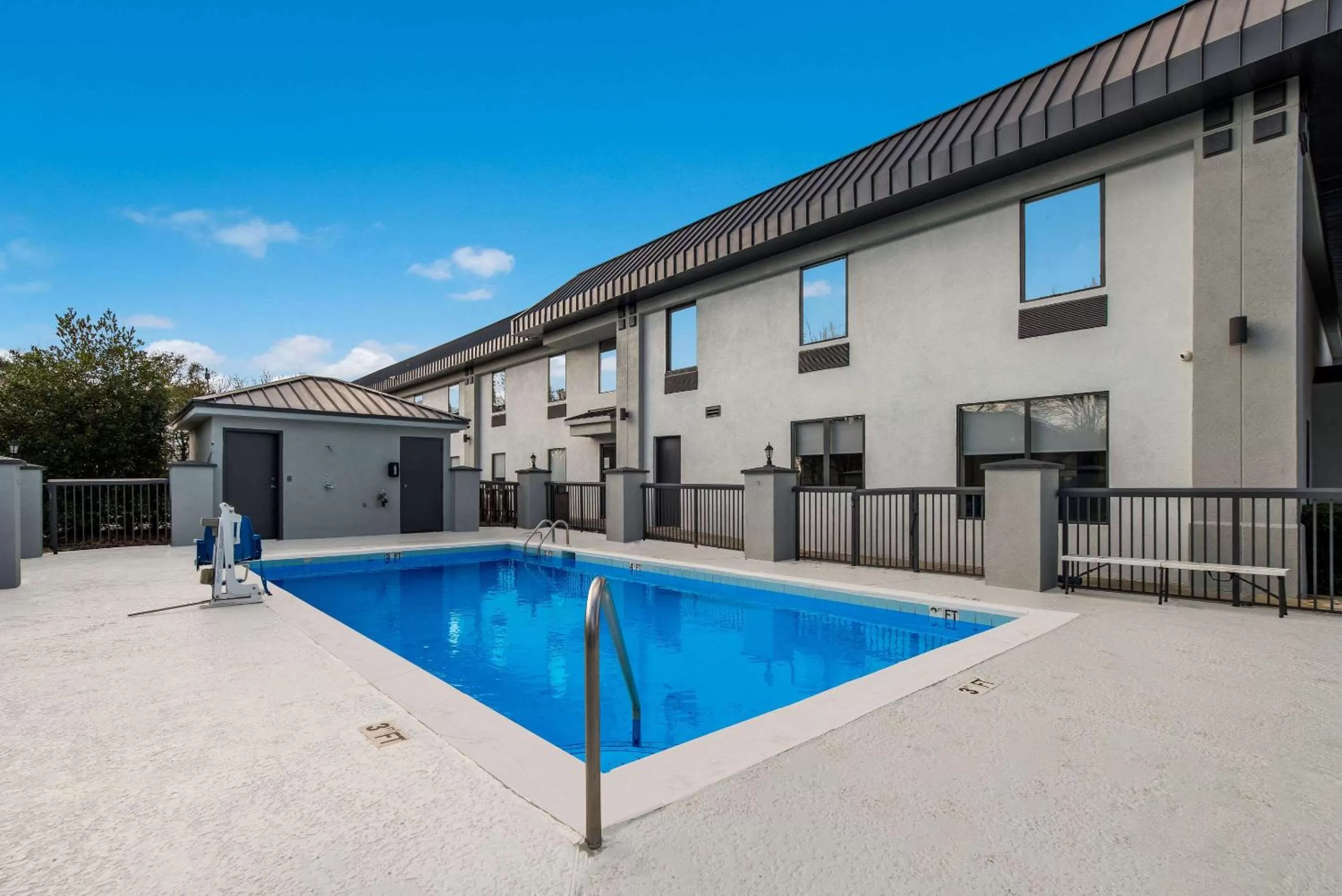 Swimming pool in Quality Inn & Suites Aiken South