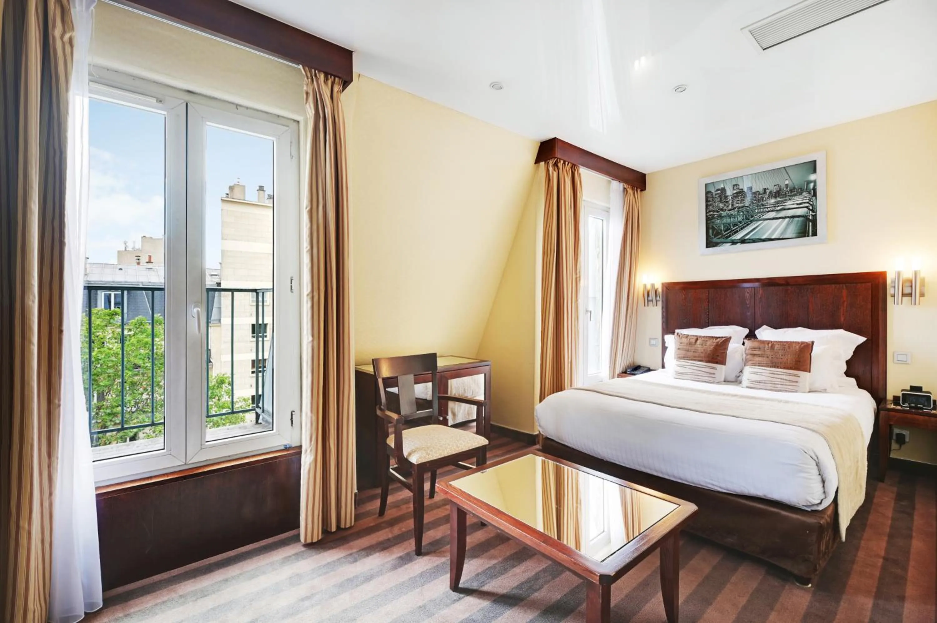 Bedroom, Bed in Grand Hotel Francais