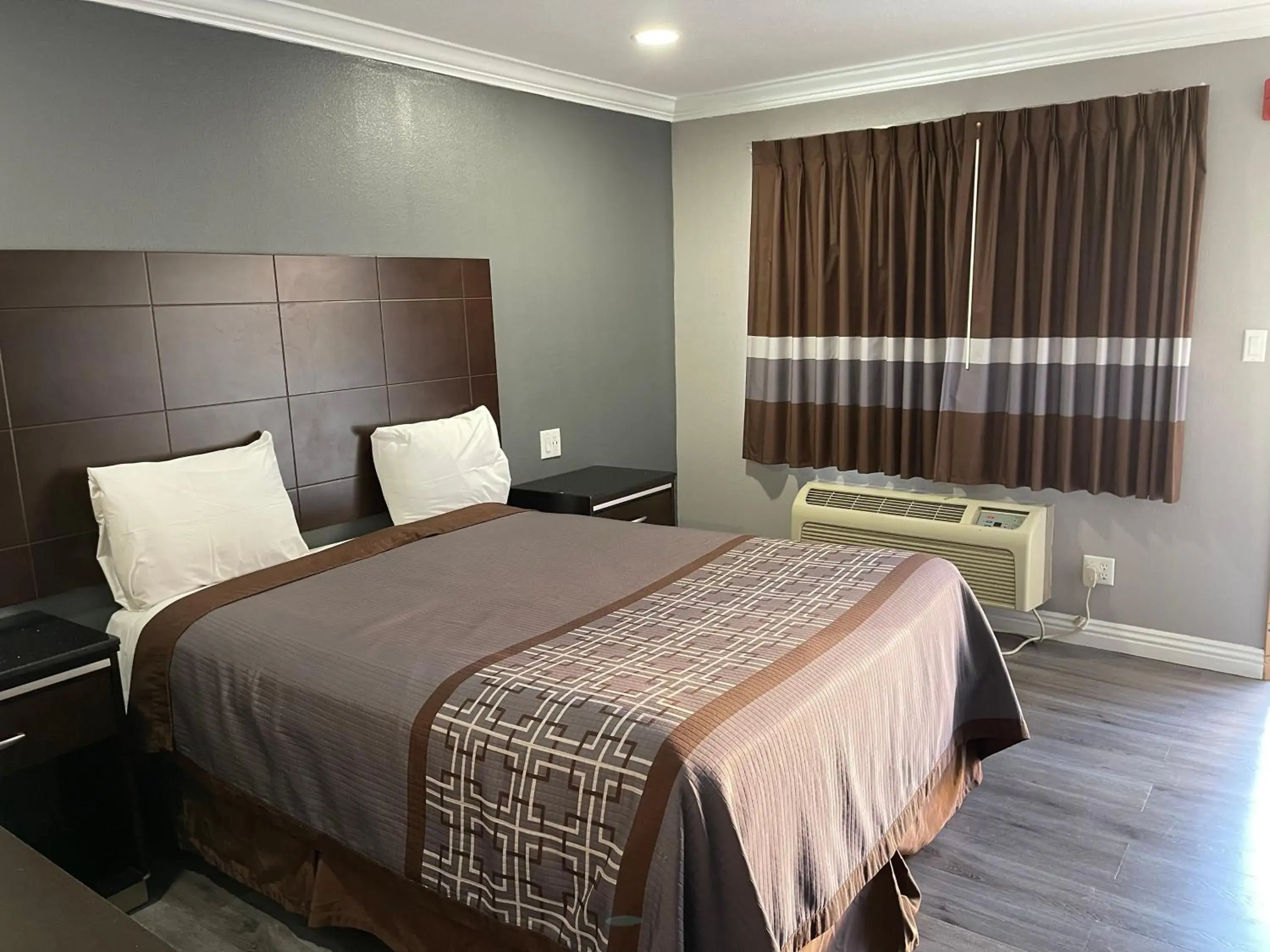 Queen Room - single occupancy - Smoking in El Segundo Inn Queen Room - single occupancy - Smoking in El Segundo Inn