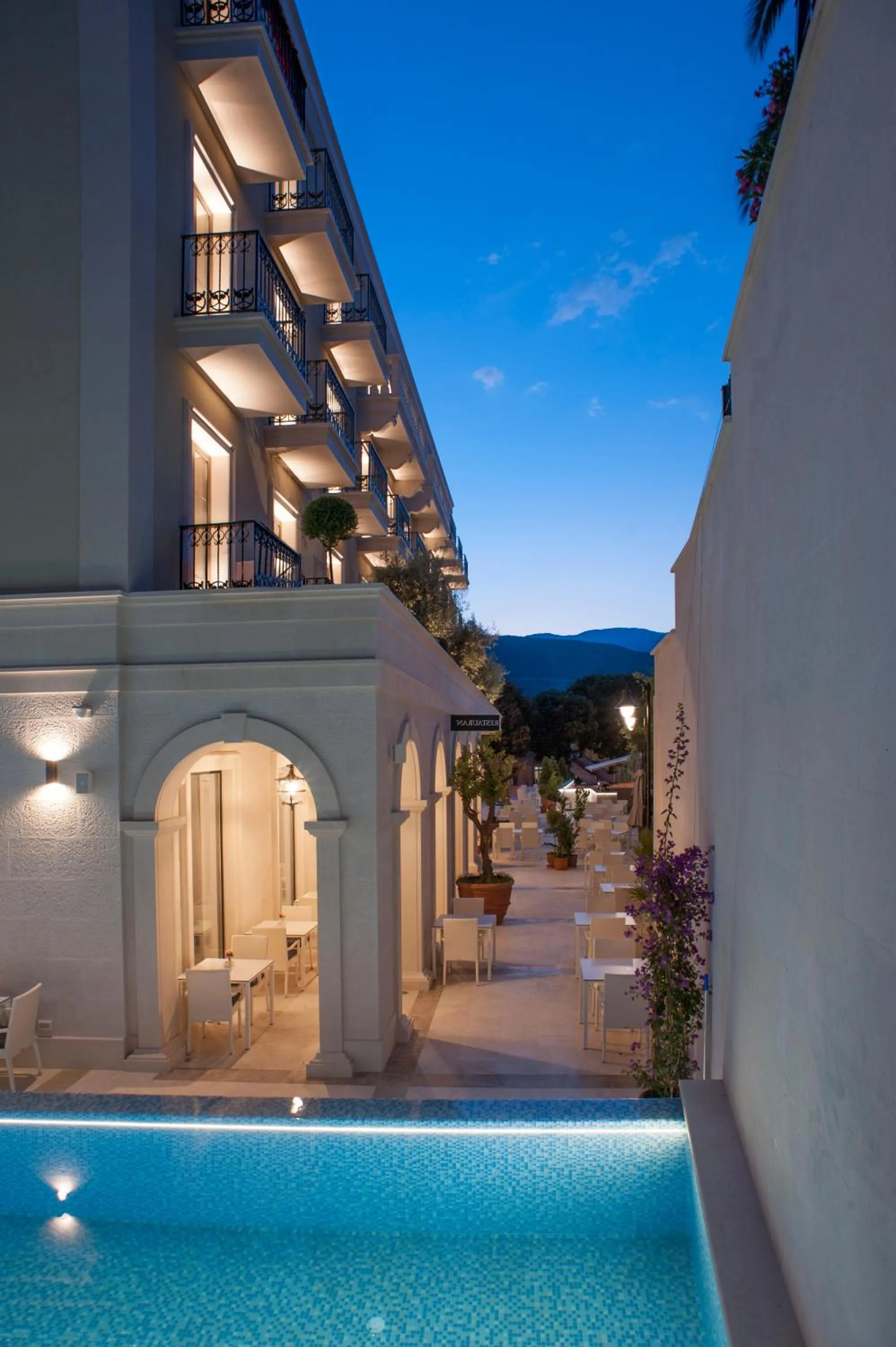 Restaurant/places to eat in Hotel Moskva