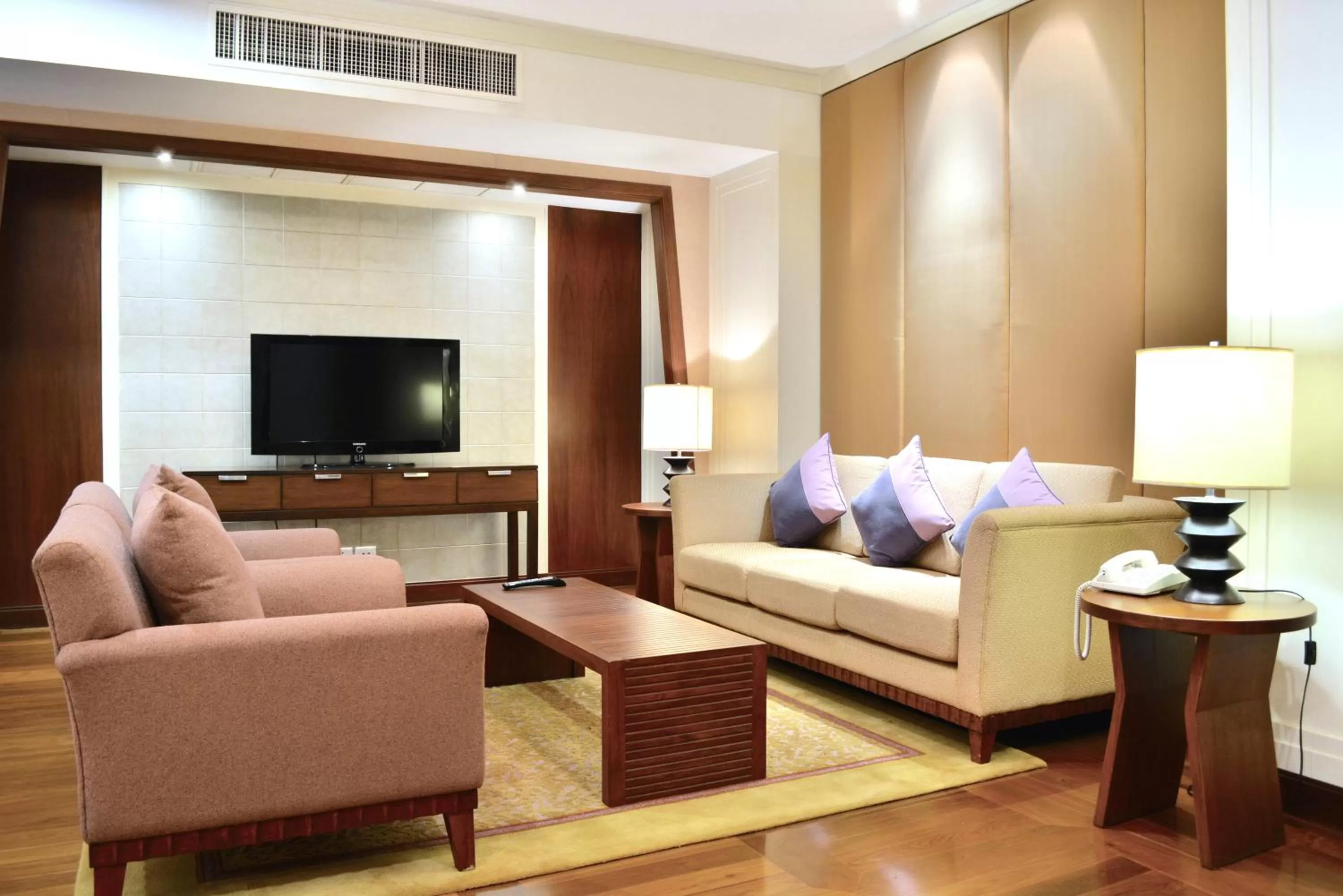 Living room in Rama Gardens Hotel Bangkok