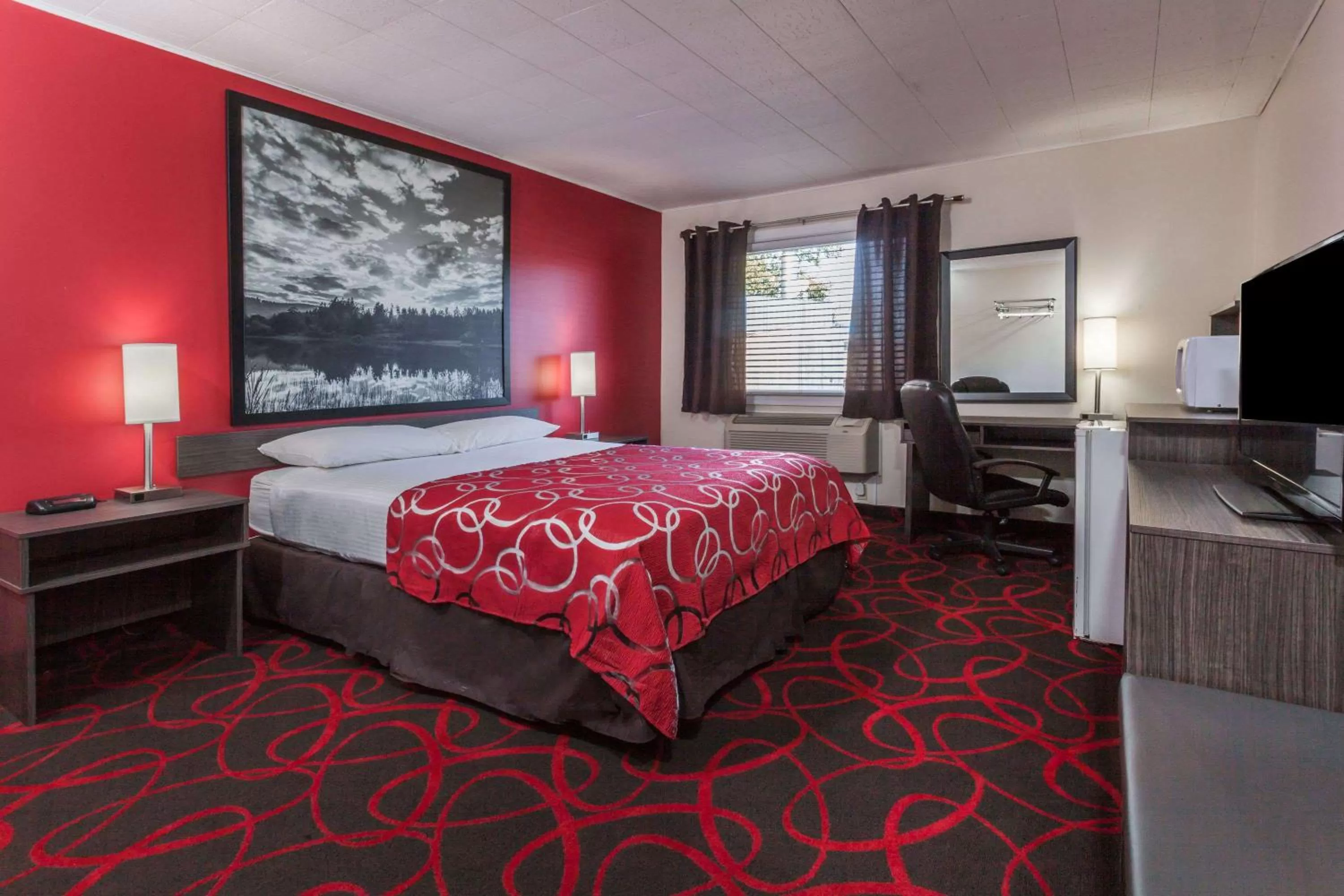 Photo of the whole room, Bed in Super 8 by Wyndham Kirkland Lake