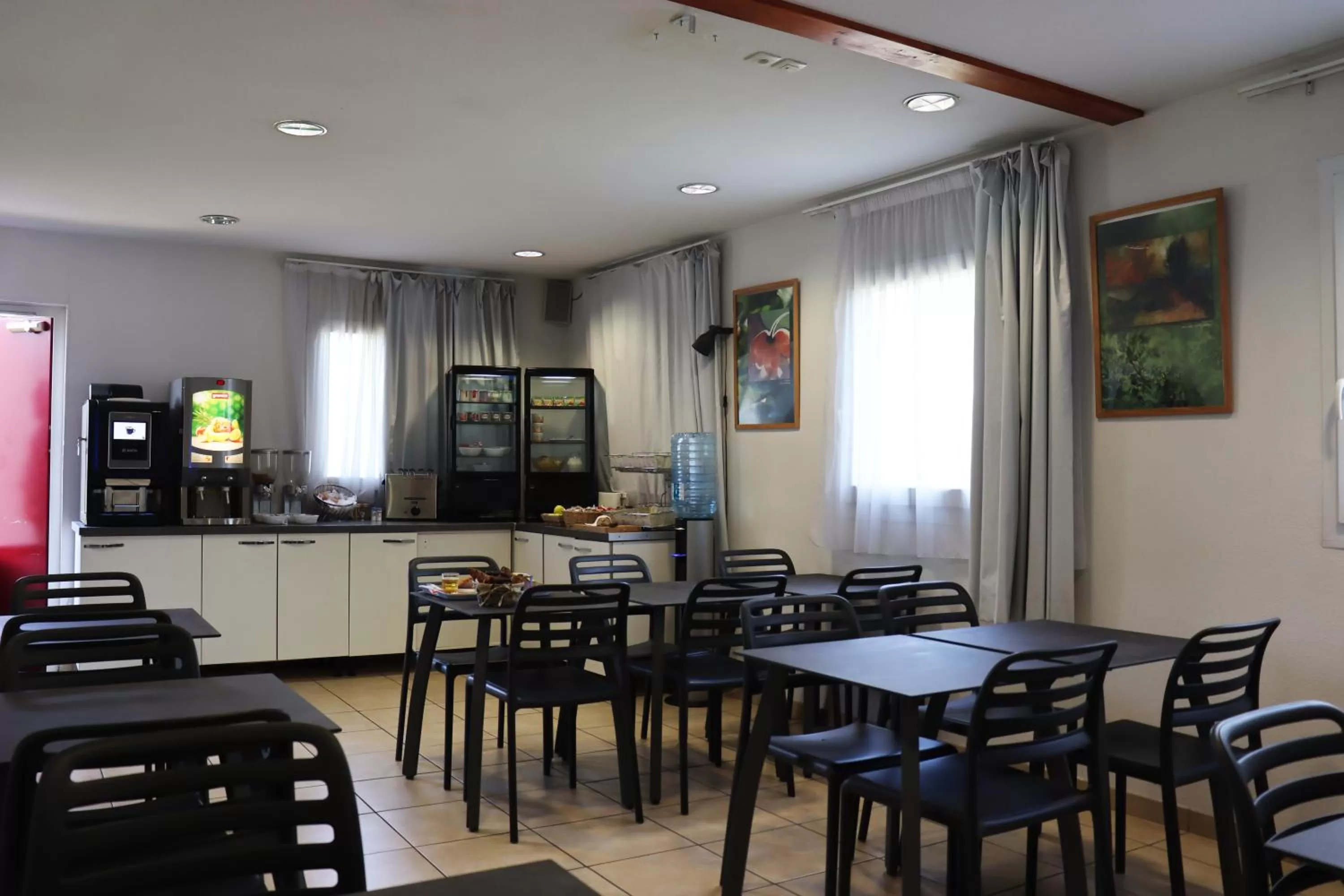 Buffet breakfast in Hôtel Lémand Lyon Est - Villefontaine