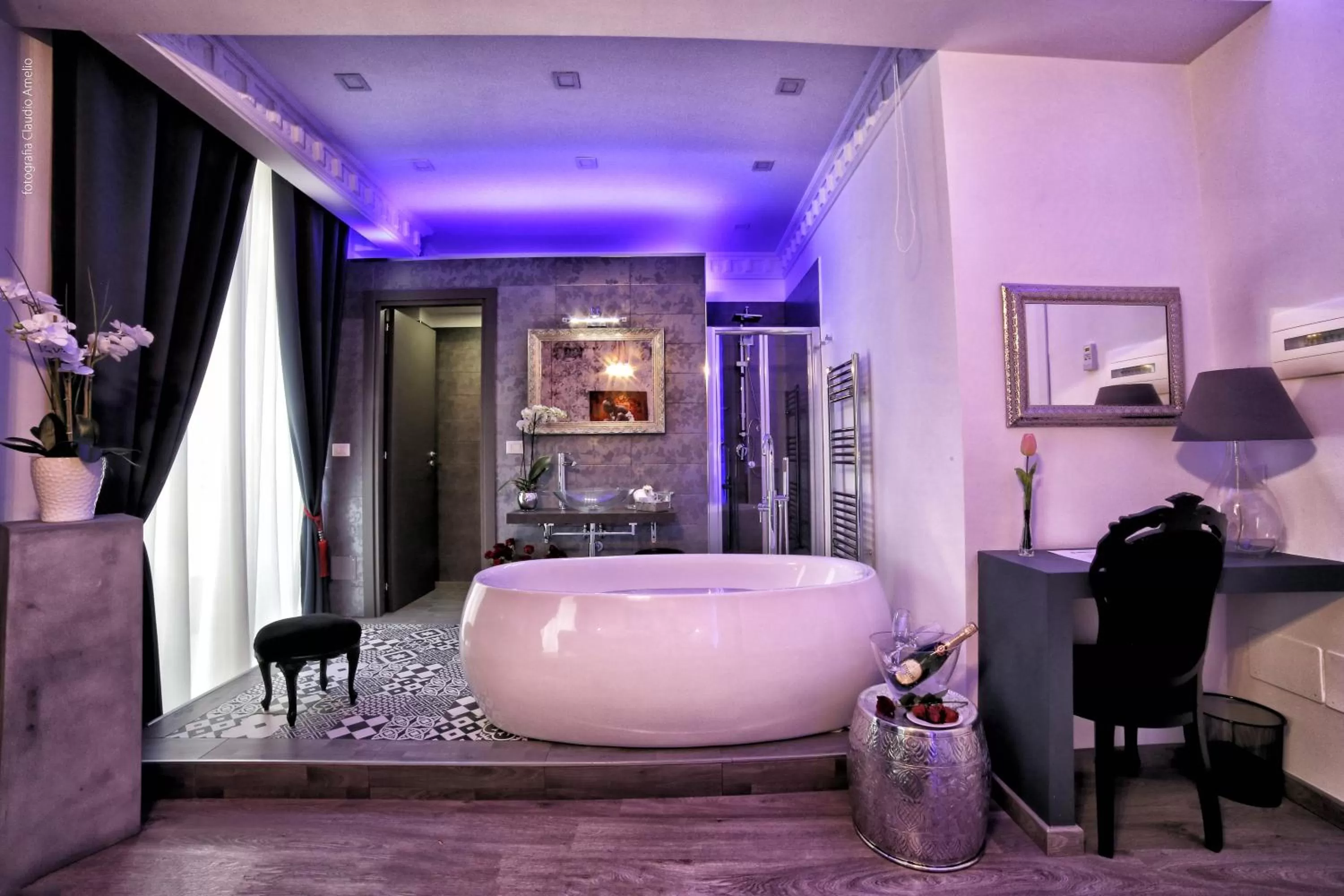 Shower, Bed in Bourbon House