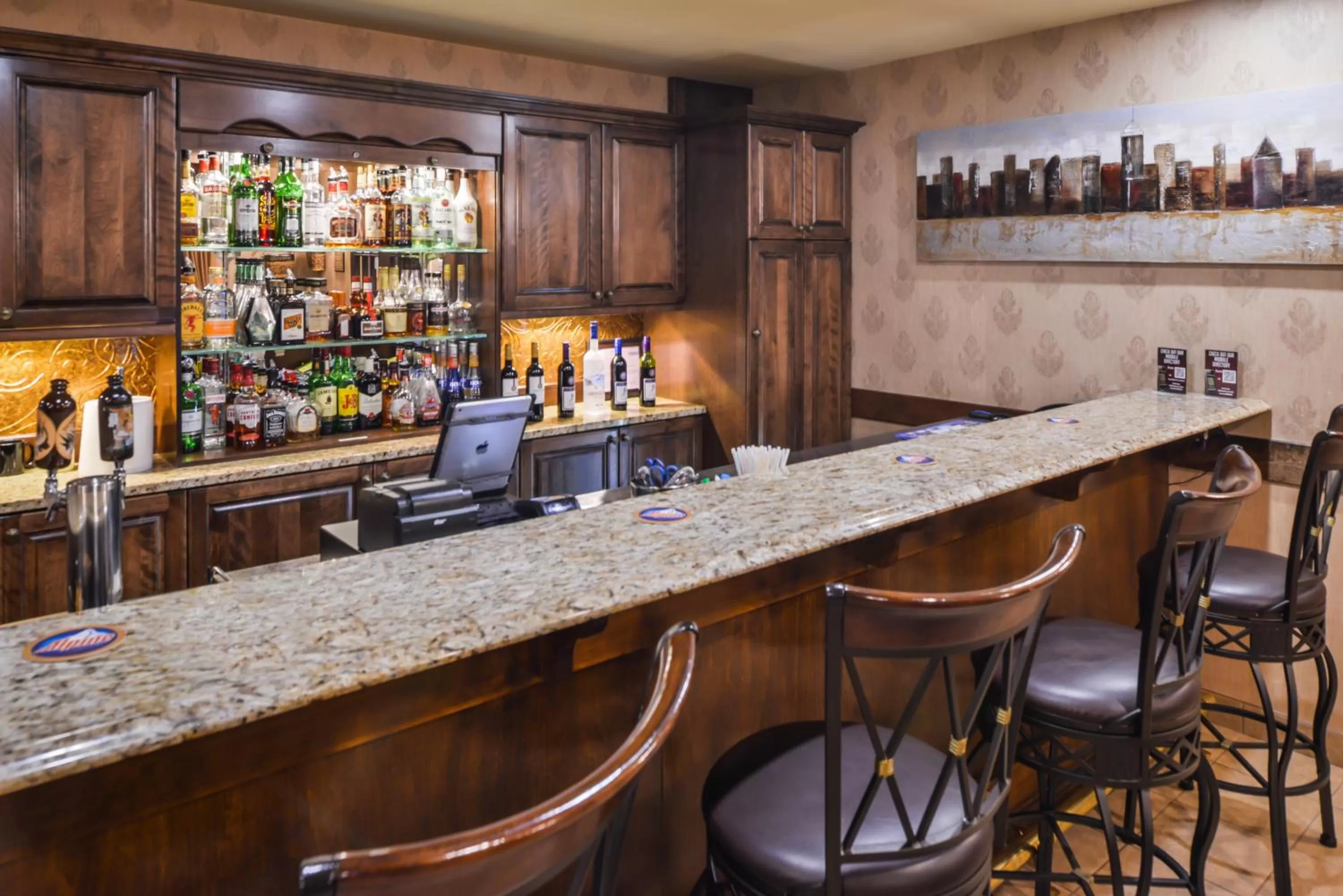 Lounge or bar in Best Western Plus Grand-Sault Hotel & Suites