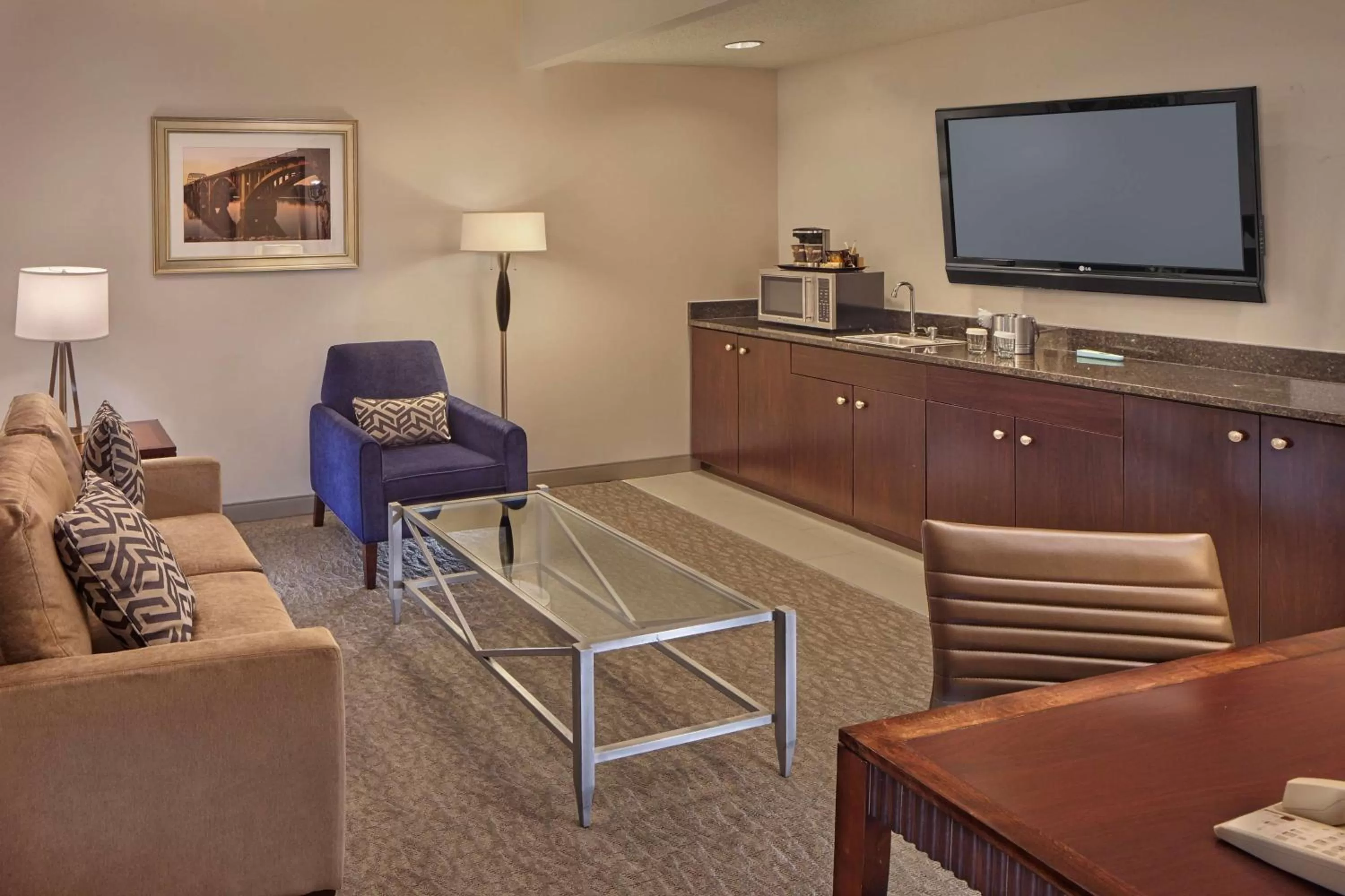 Living room in DoubleTree by Hilton Little Rock