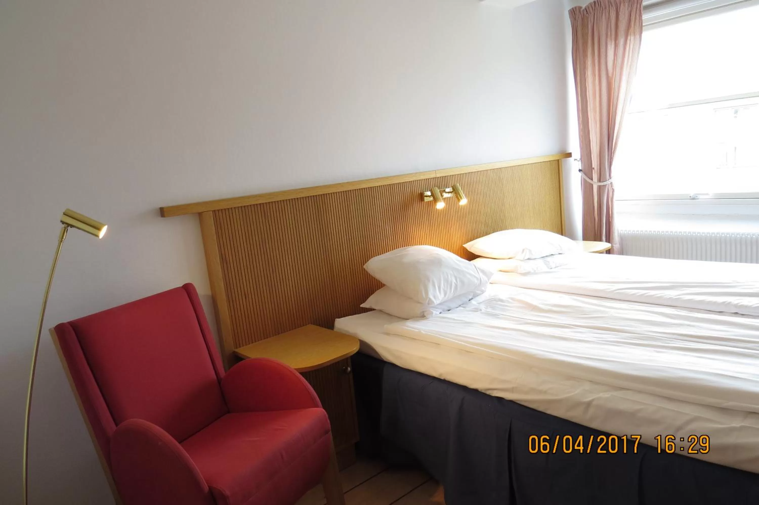 Photo of the whole room in Hotell City