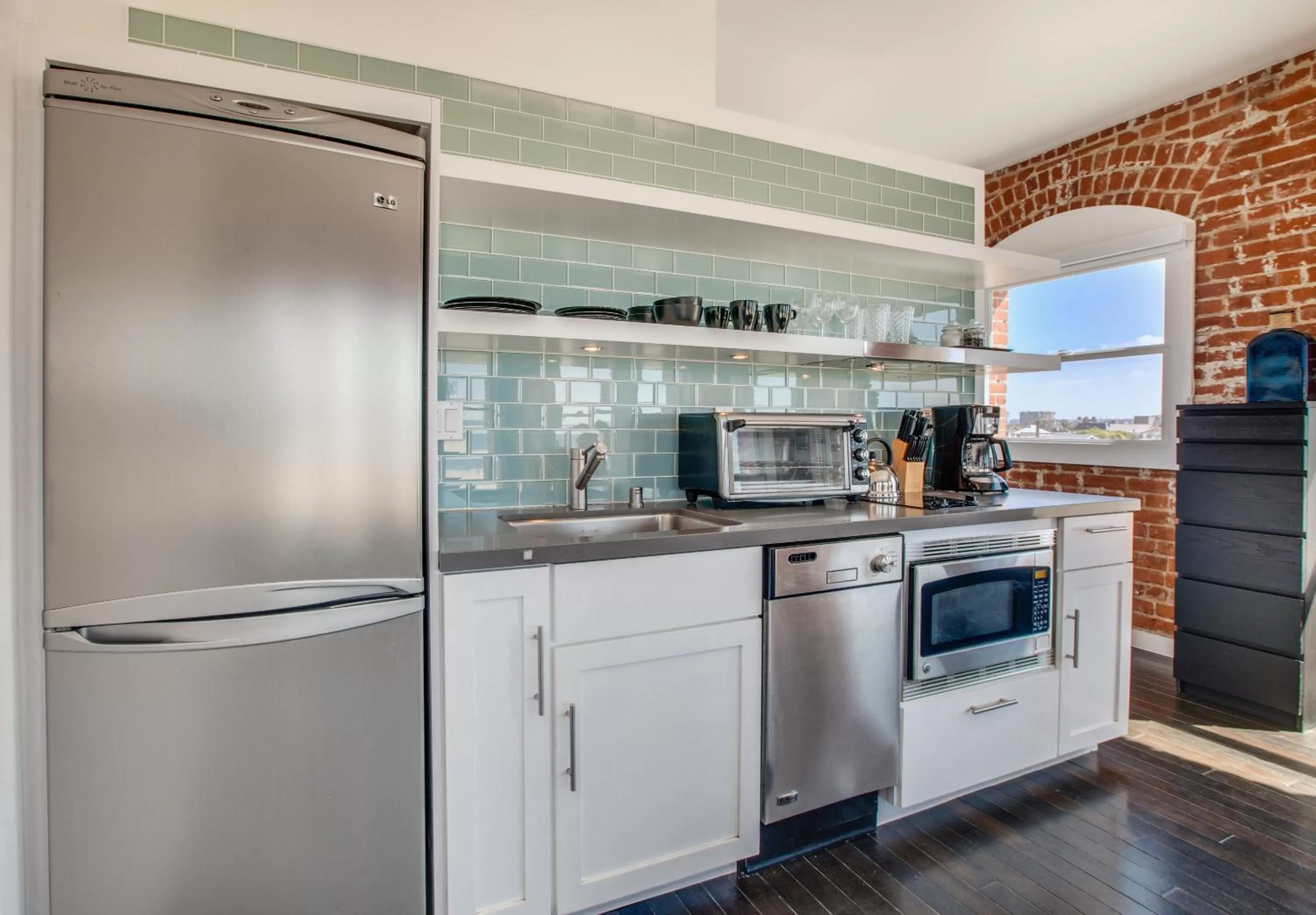 Coffee/tea facilities in Venice Breeze Suites