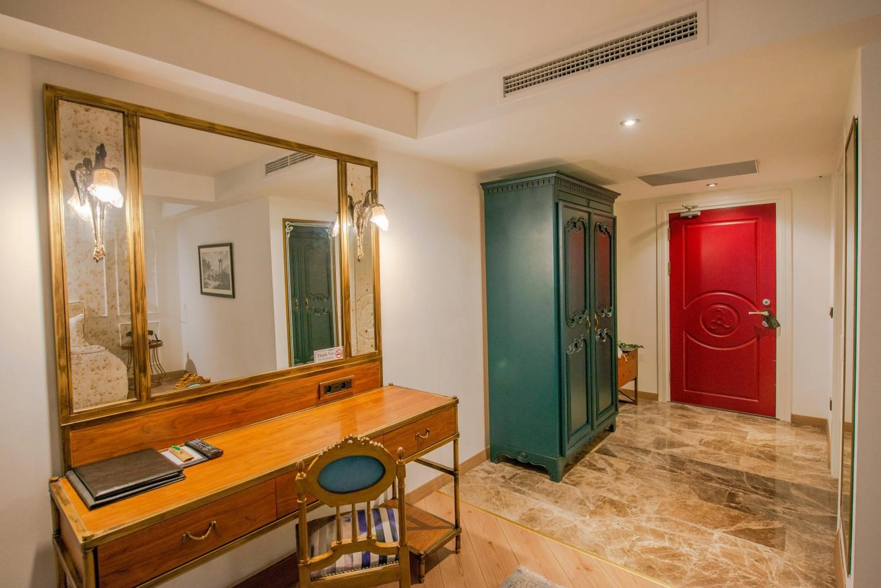 wardrobe in Casa Margot Hotel - Adults Only