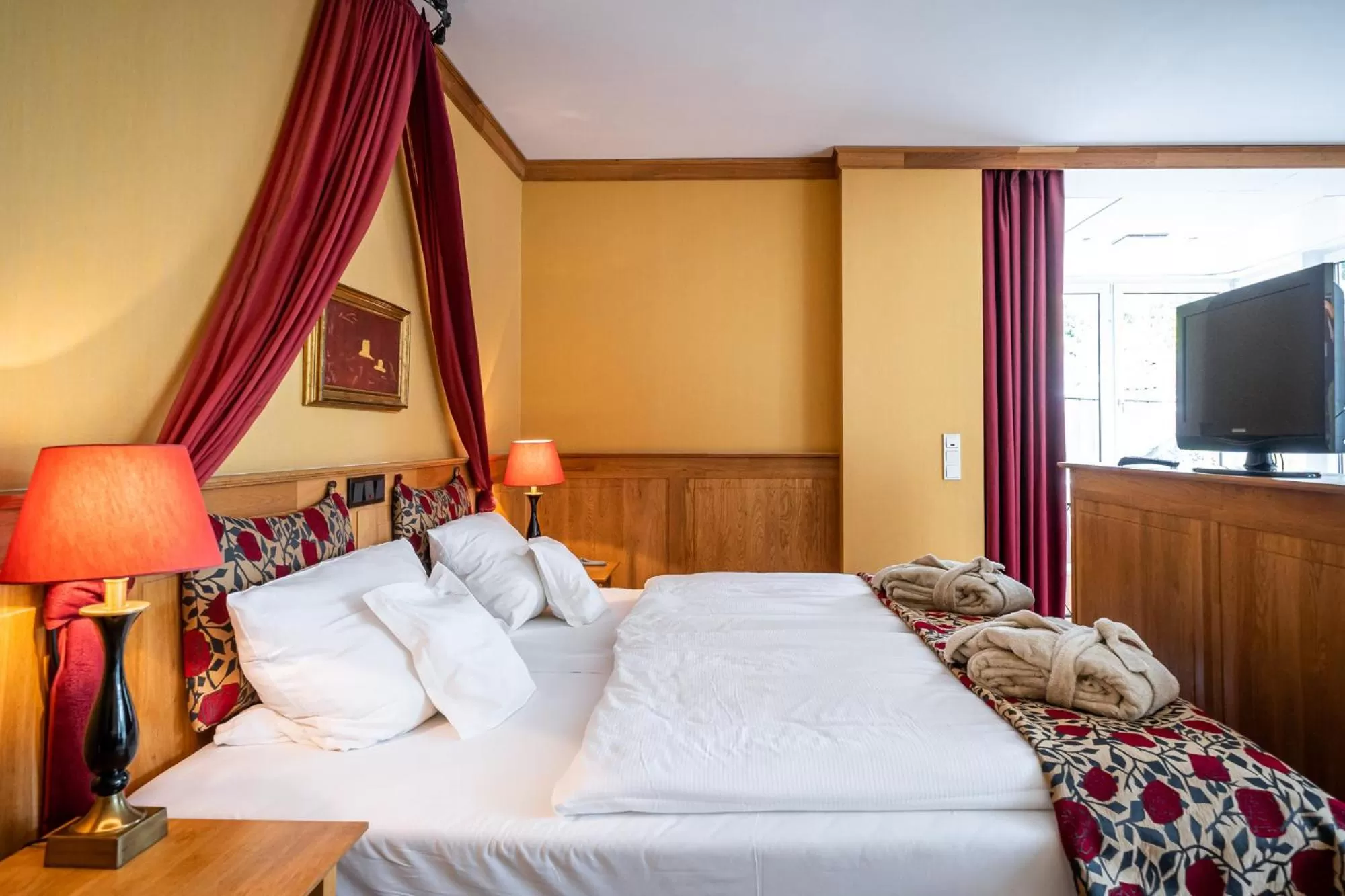 Bed in Waldhotel Tannenhäuschen