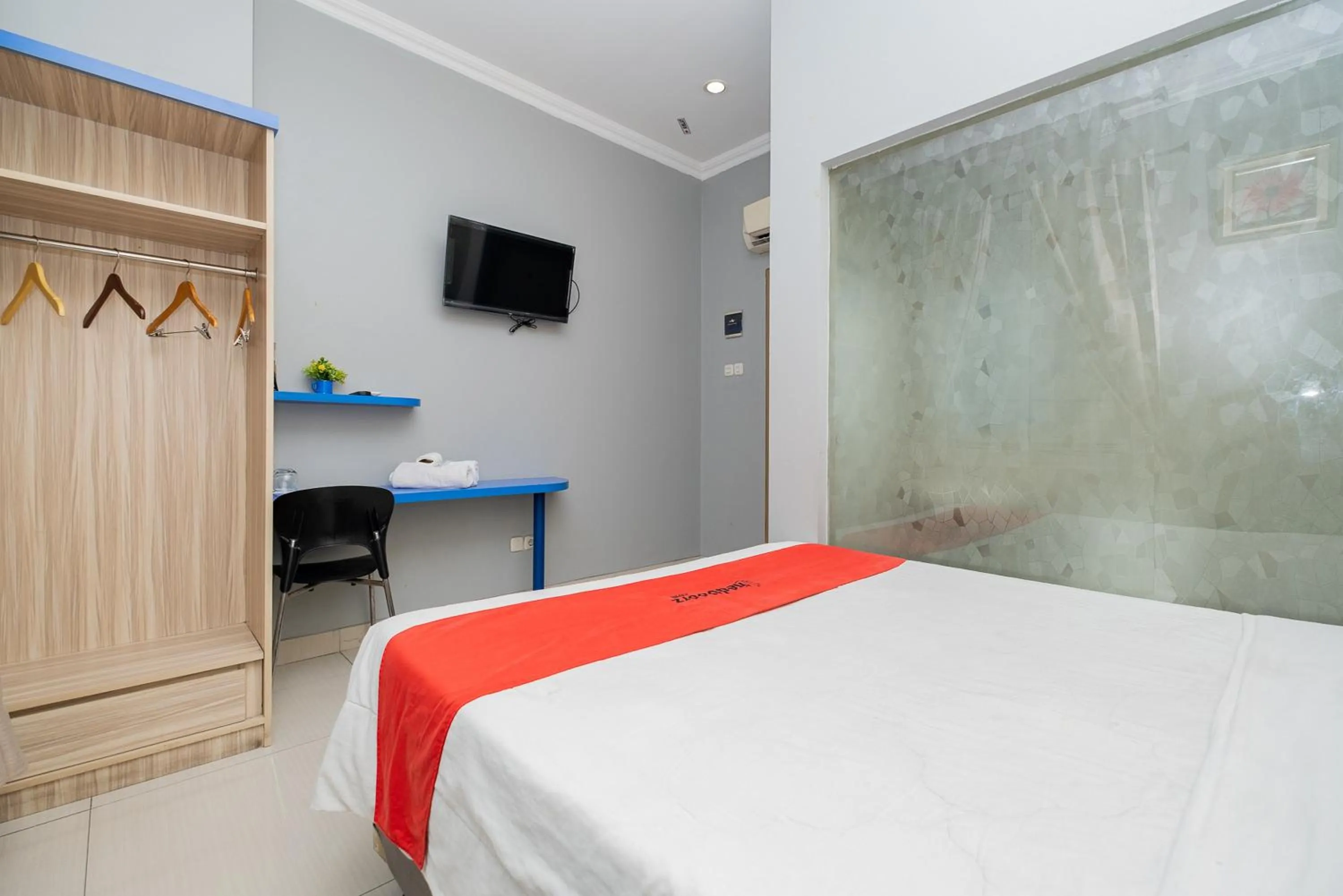 TV and multimedia, Bed in RedDoorz Plus @ Cideng Barat