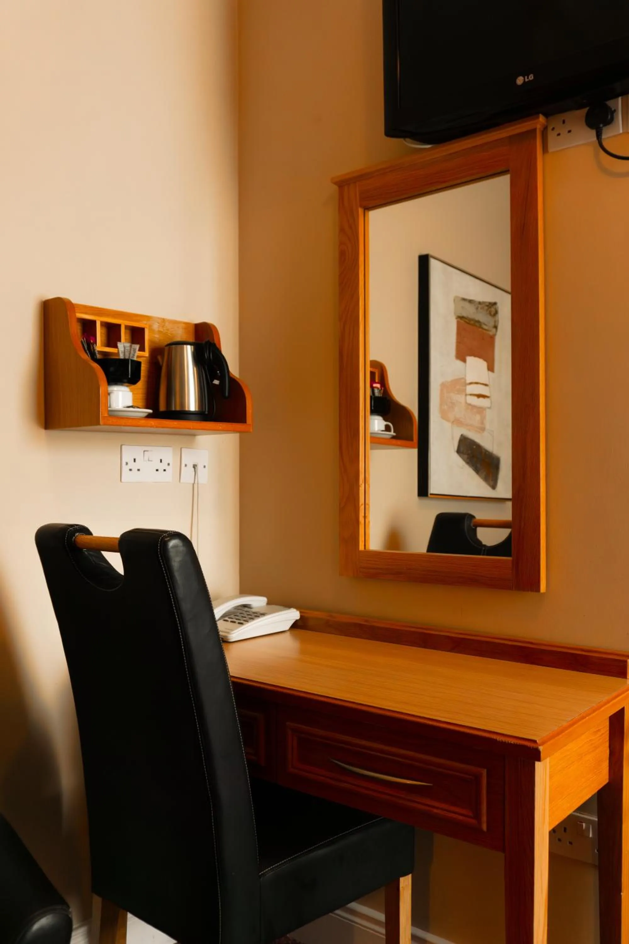 Bedroom in Phoenix Park Hotel