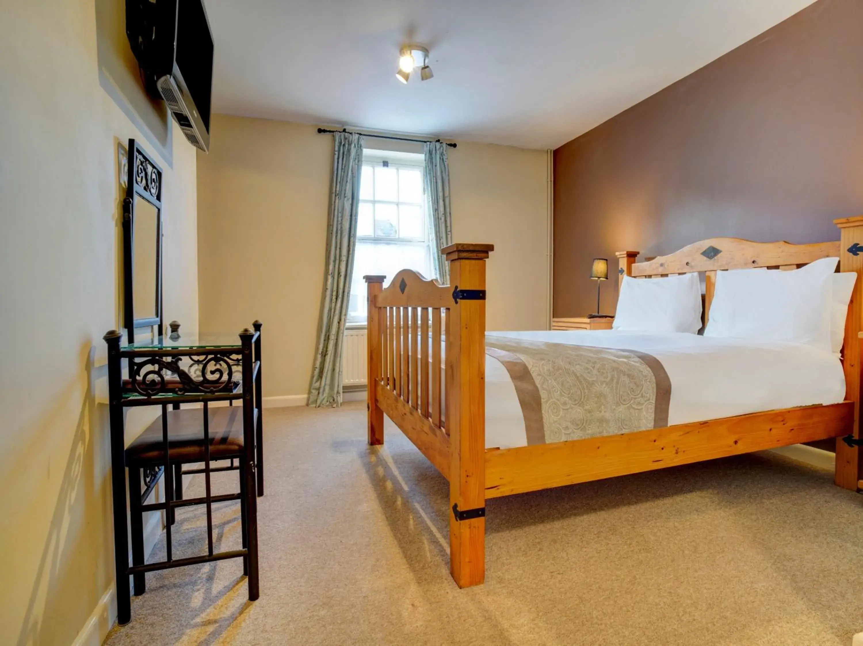 Superior Double Room in George & Dragon Inn Superior Double Room in George & Dragon Inn