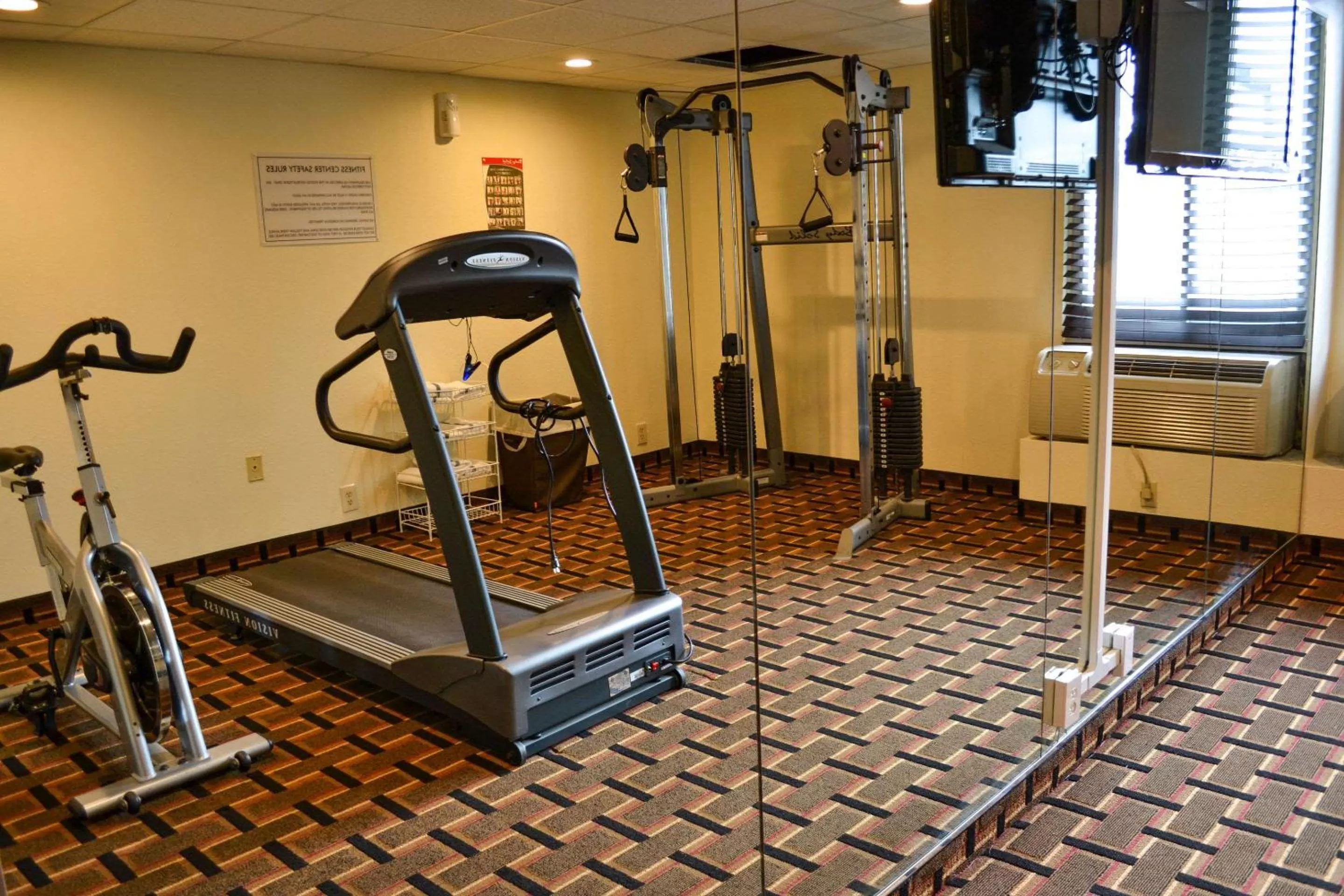 Fitness centre/facilities in Baymont by Wyndham Scranton Dunmore