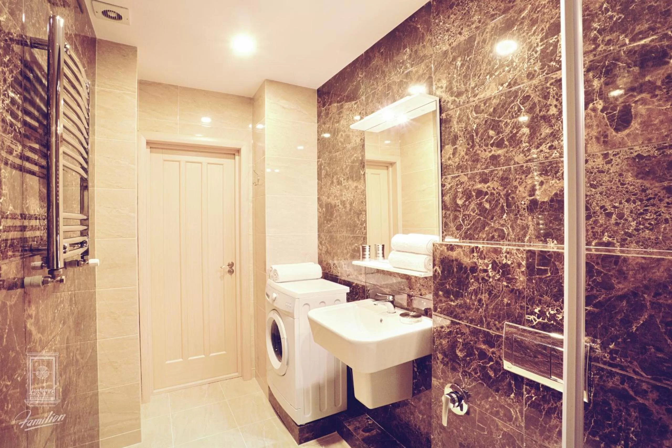 Shower in Familion ApartHotel