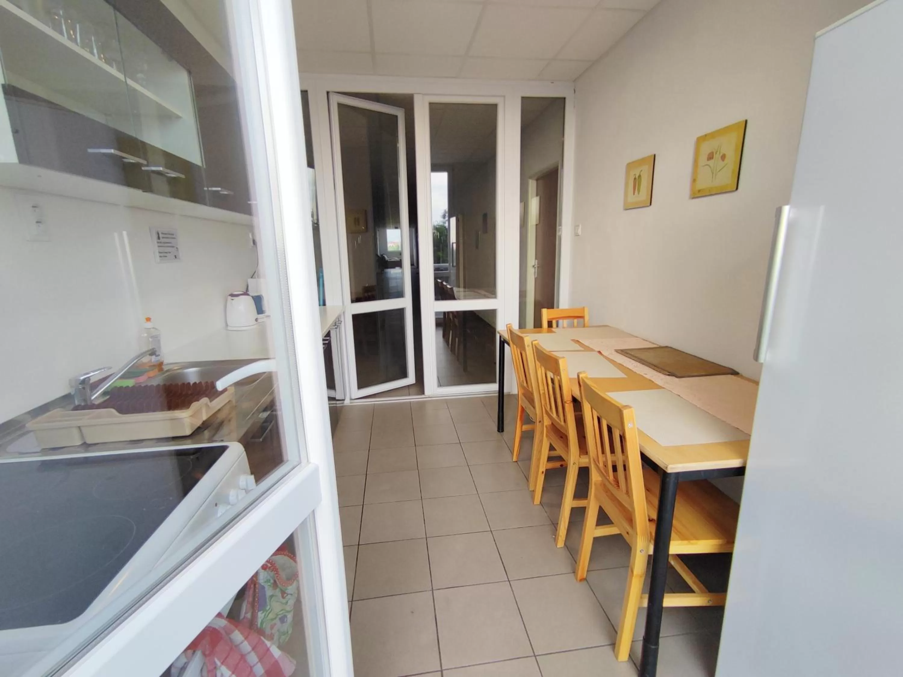 Communal kitchen in Hotel Slobi