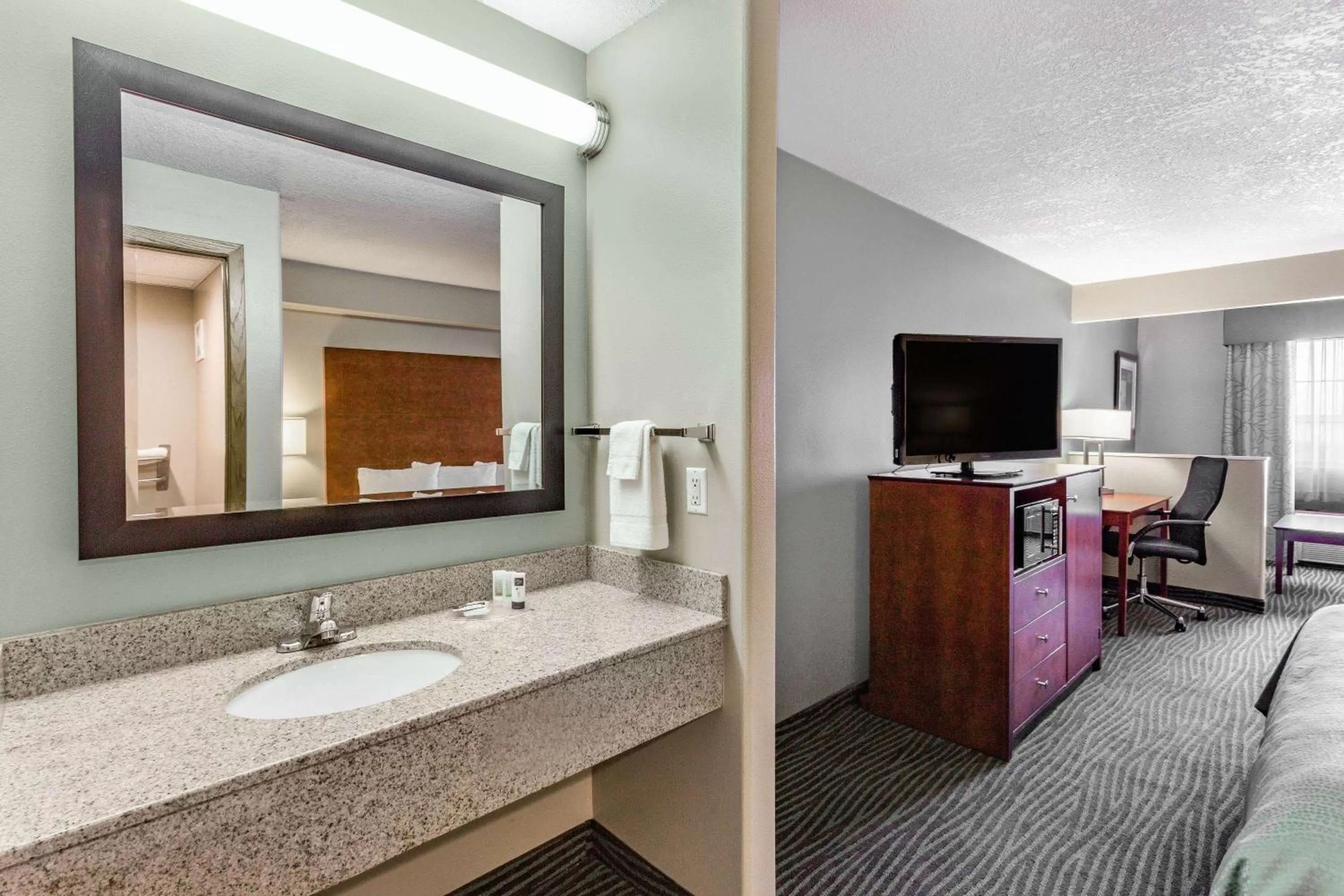 Bathroom, Bed in AmericInn by Wyndham Des Moines Airport