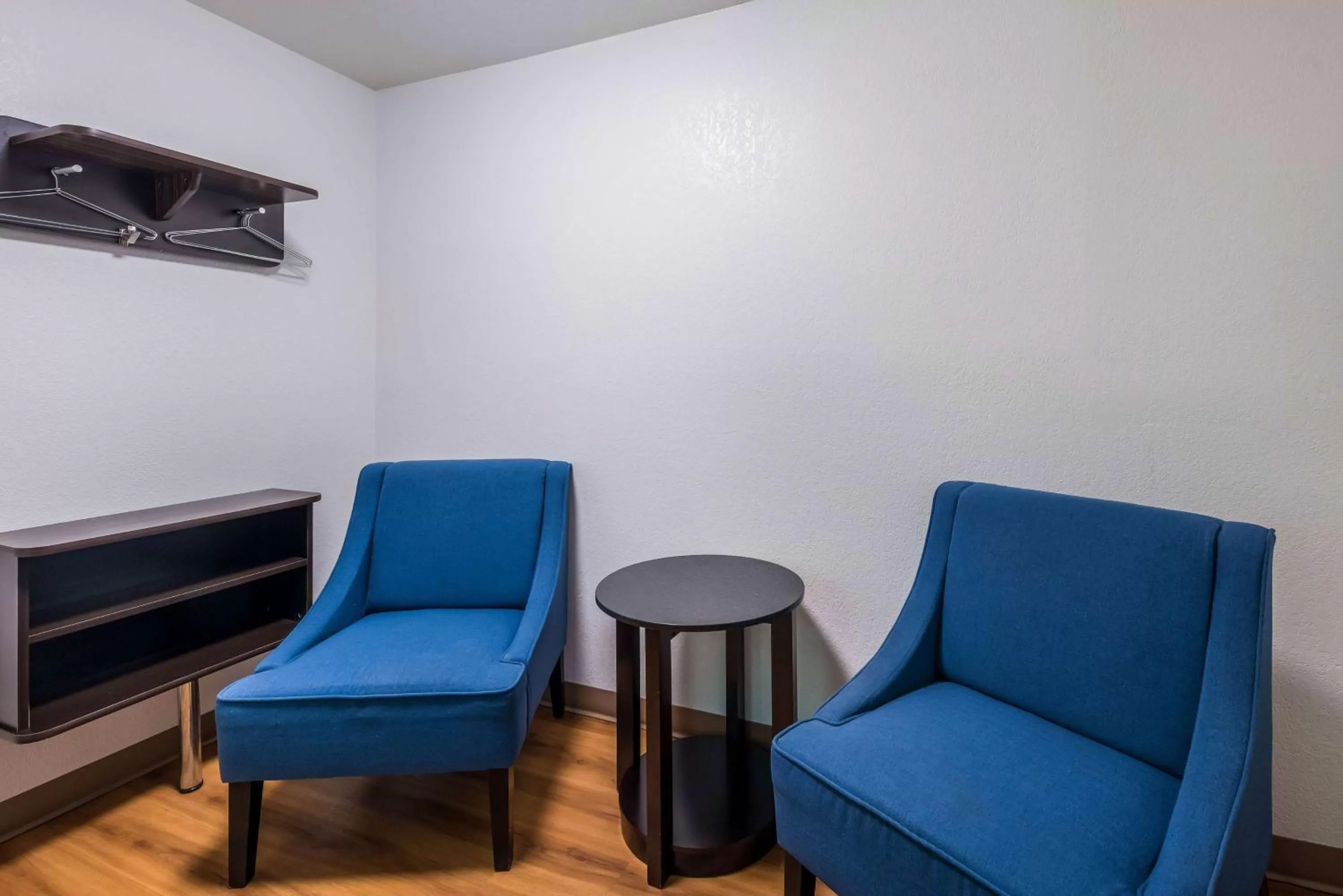 Deluxe King Room - Smoking in Motel 6-Irving, TX - Irving DFW Airport East