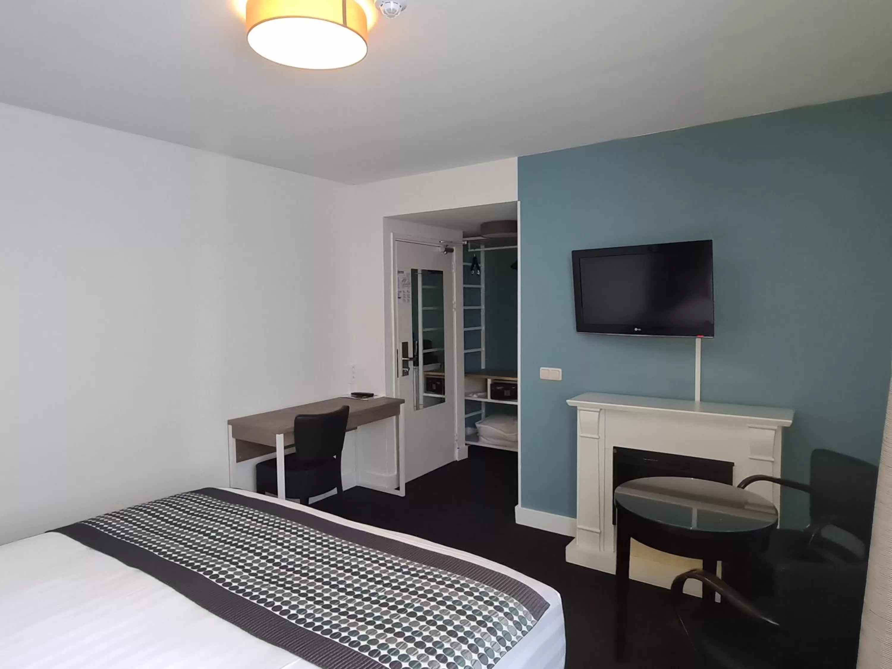 Bedroom, Bed in Amsterdam Hotel Uithoorn