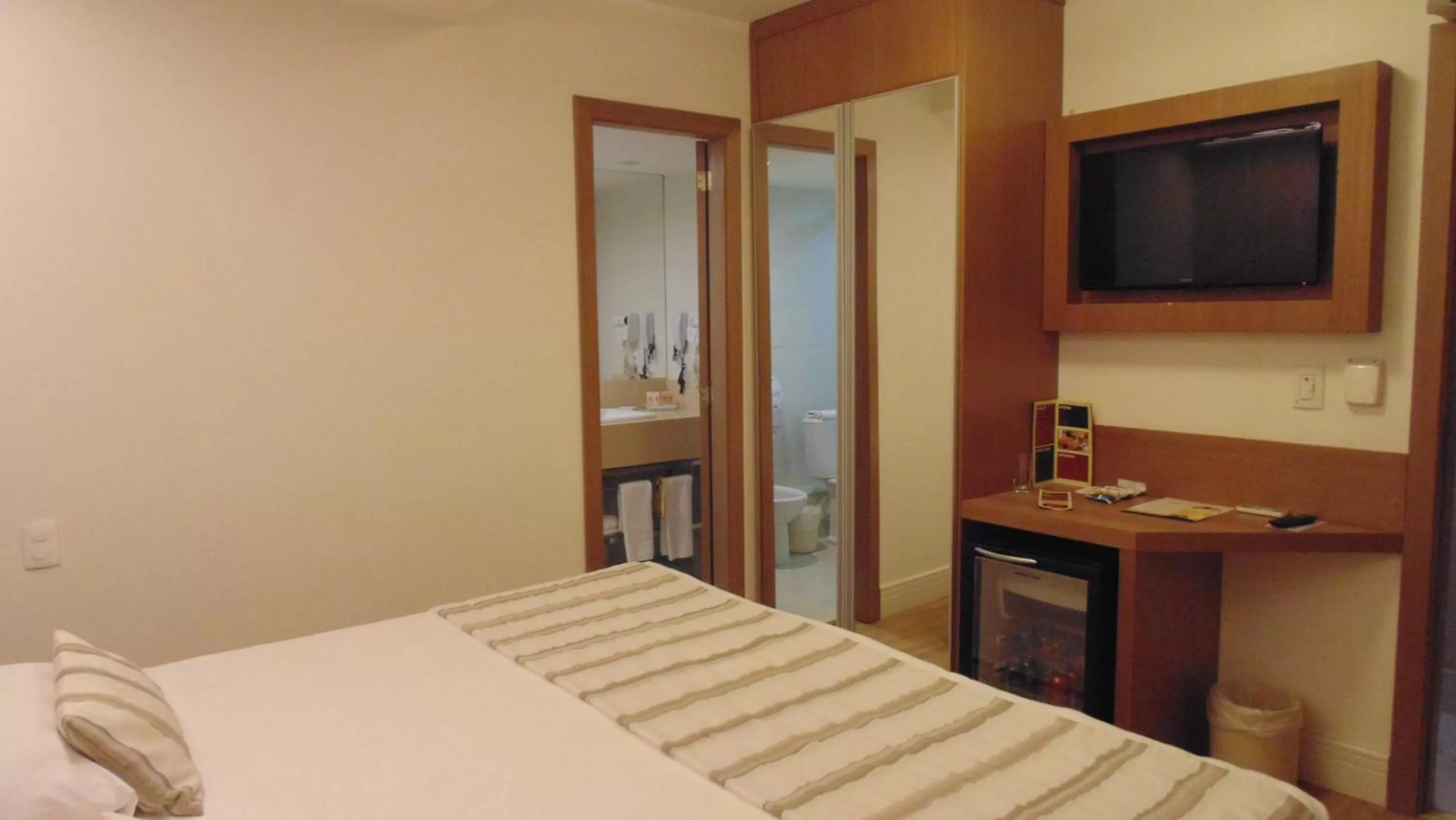 Bed in Mirasol Copacabana Hotel