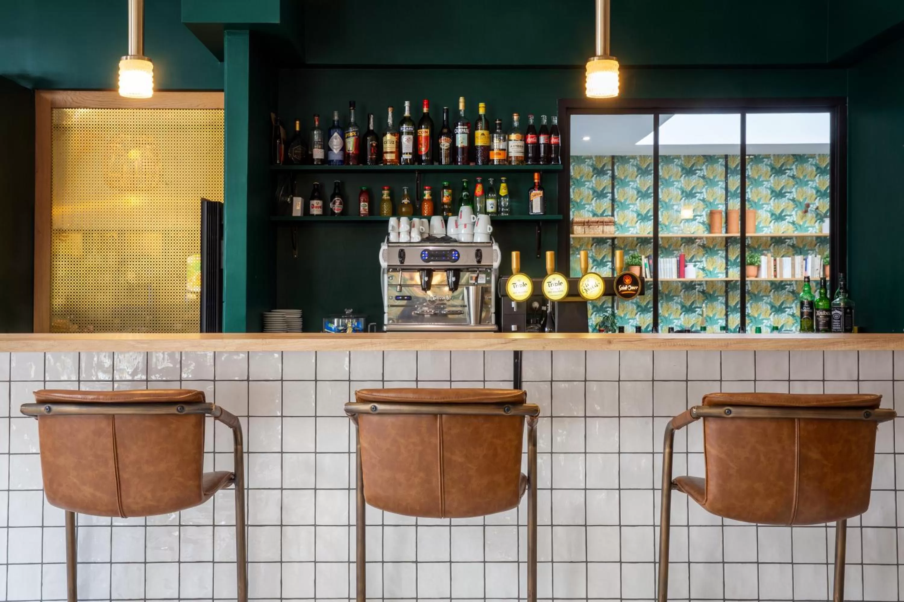 Lounge or bar in Best Western Hotel du Lac Dunkerque- Restaurant ouvert 7/7 midi et soir