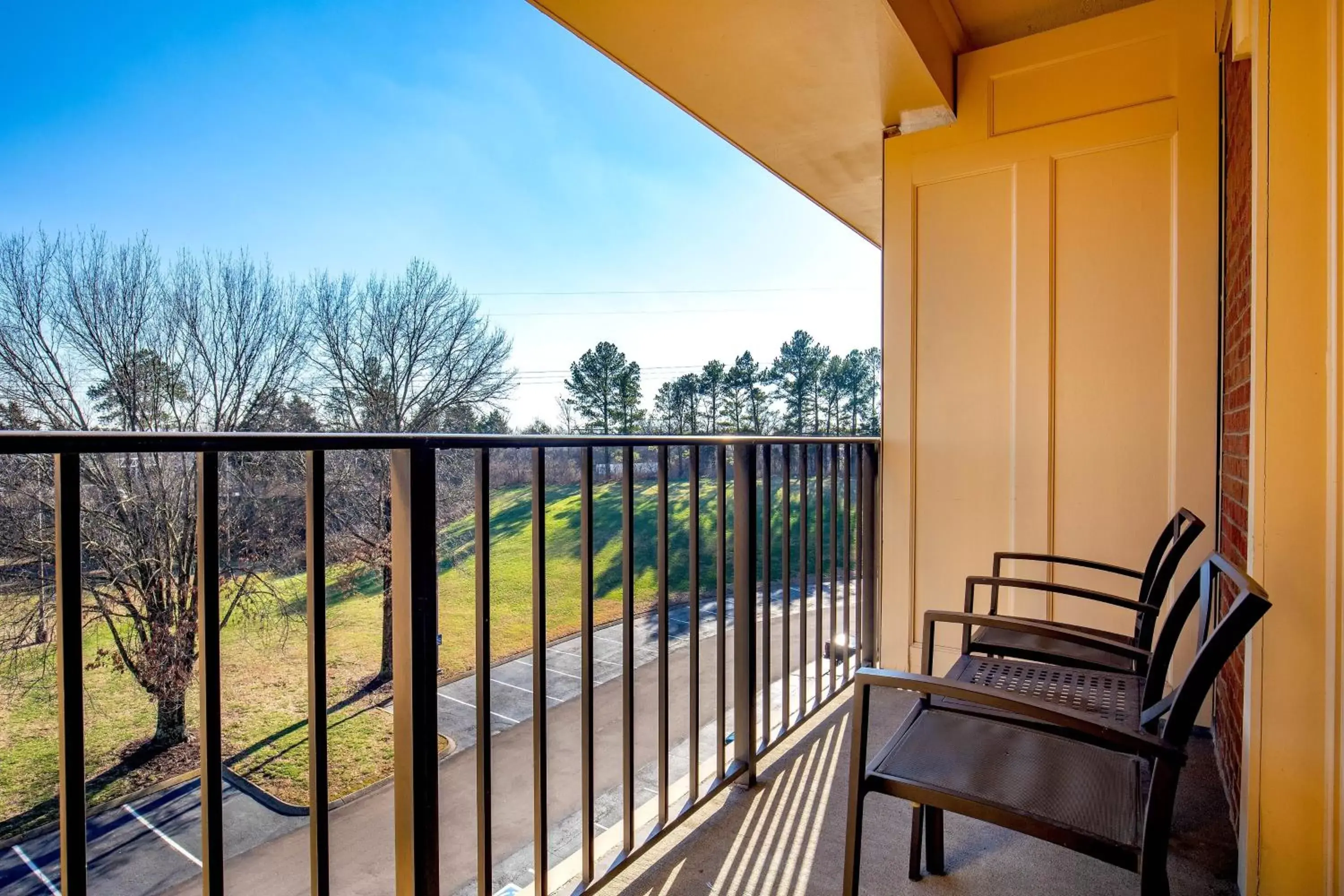 Traditional King Room with Adapted Tub - Mobility Accessible in Sheraton Music City Nashville Airport Traditional King Room with Adapted Tub - Mobility Accessible in Sheraton Music City Nashville Airport