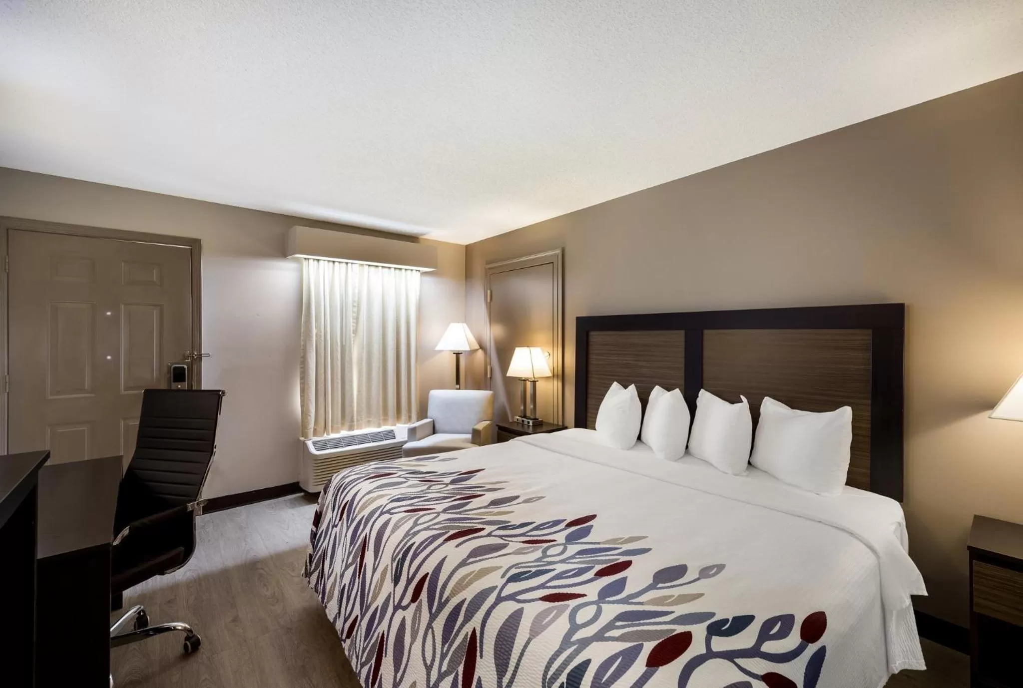 Photo of the whole room, Bed in Red Roof Inn Jasper