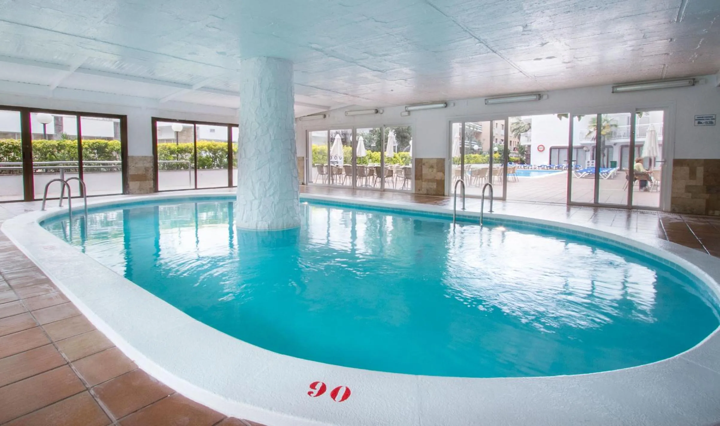 Swimming pool in Hotel Garbi Park & AquaSplash