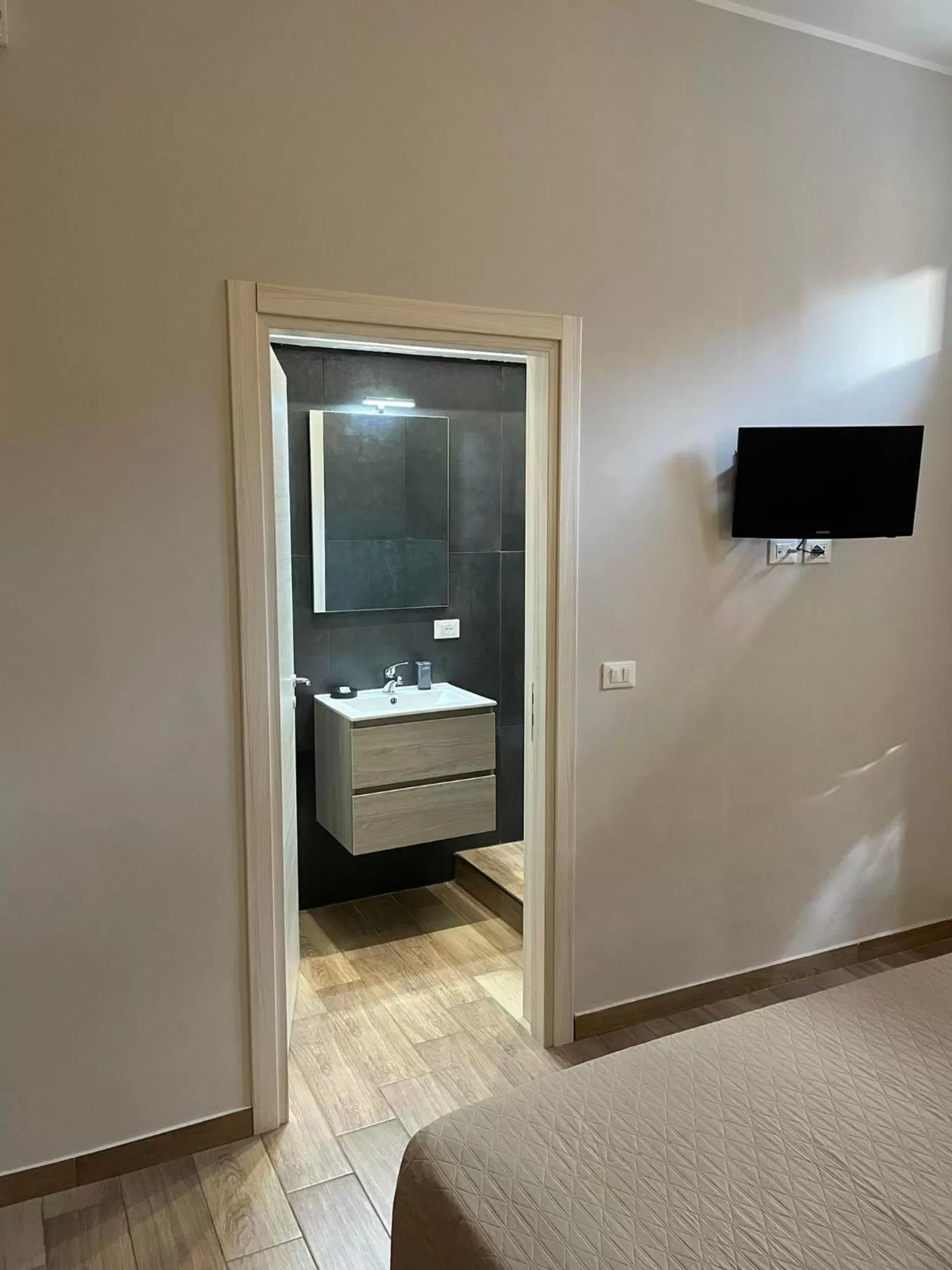 Bathroom, TV/Entertainment Center in Exclusive B&B