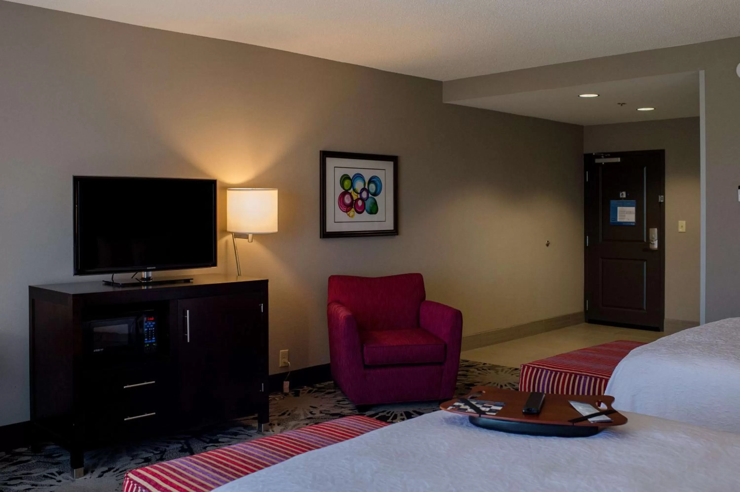 Living room, Bed in Hampton Inn Oxford/Conference Center