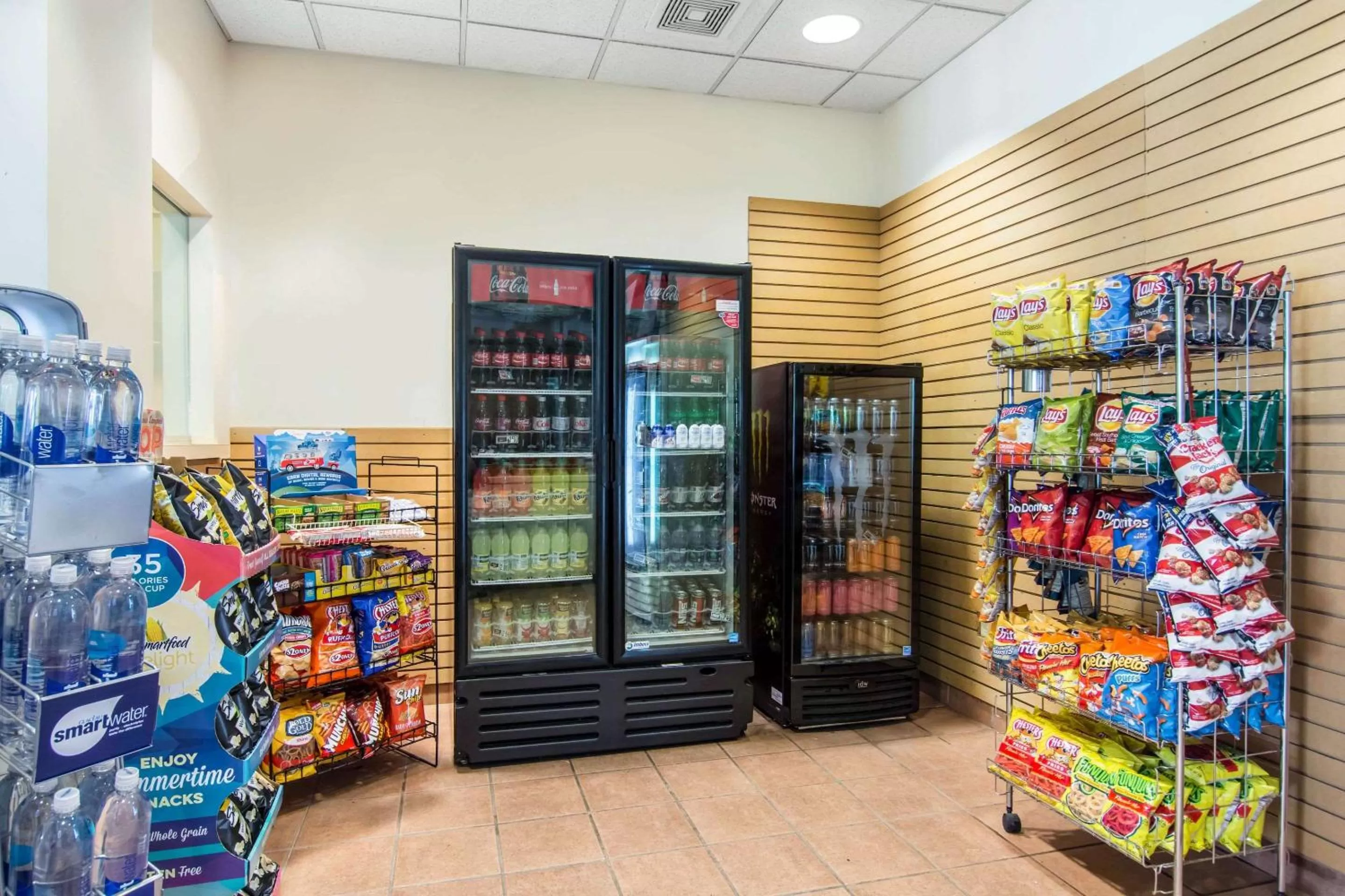 On-site shops in Sleep Inn Lake Wright - Norfolk Airport