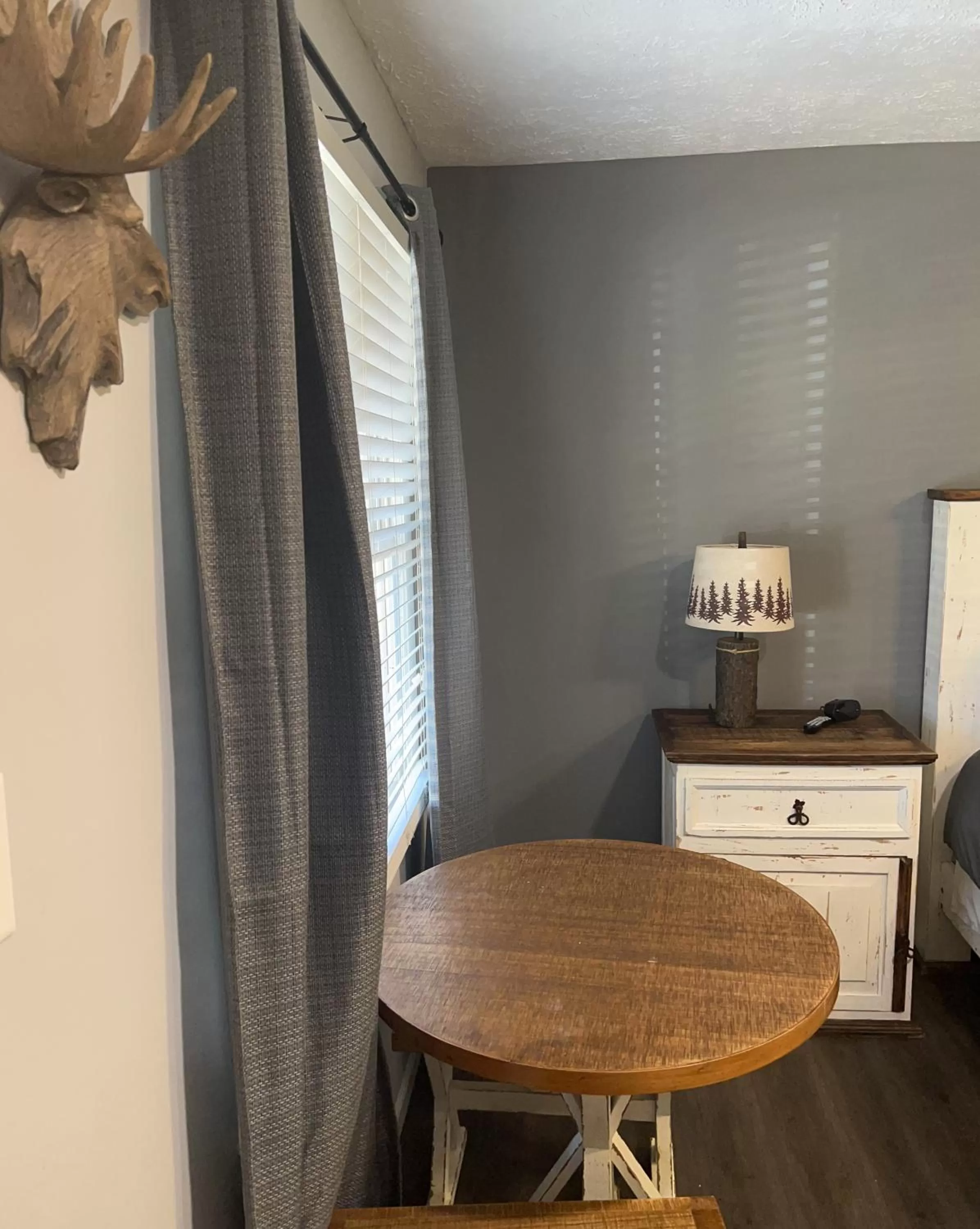 hair dresser in Heidi Motel - Helen