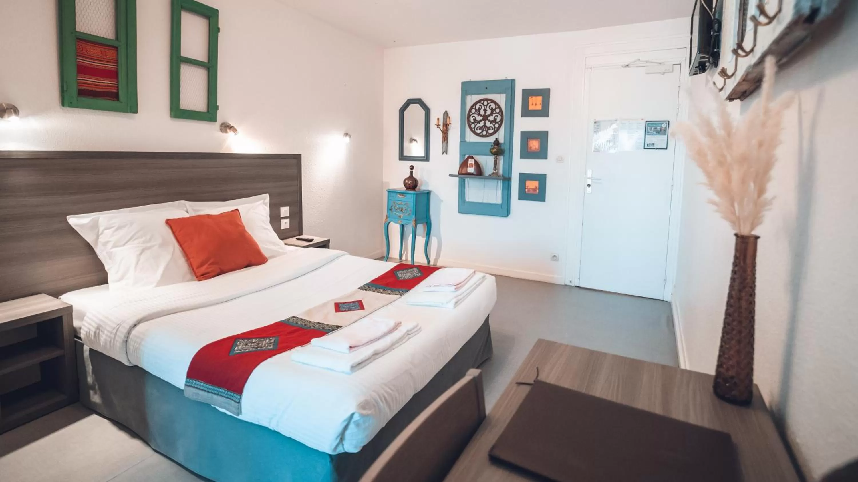 Bed in Logis Hôtel Vuillot