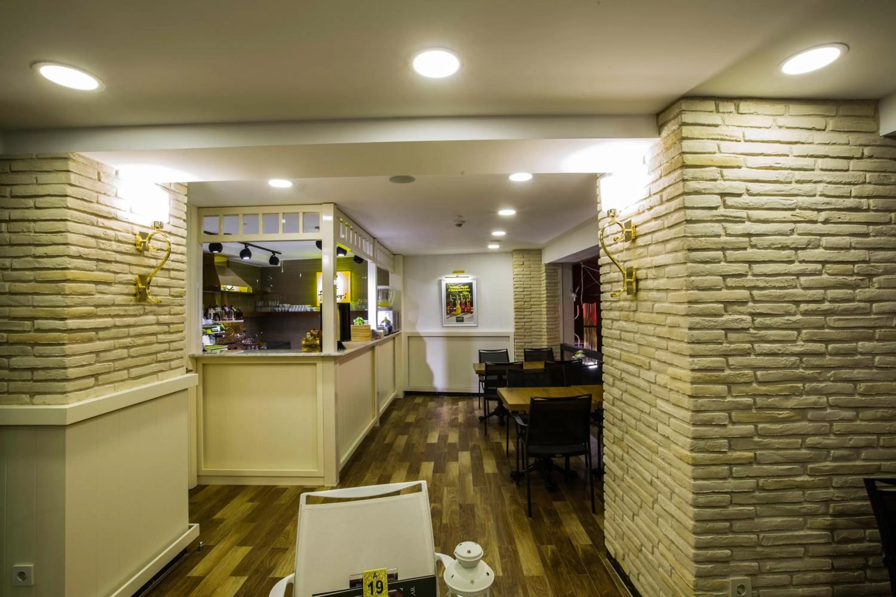 Restaurant/places to eat in Empire Suite Hotel