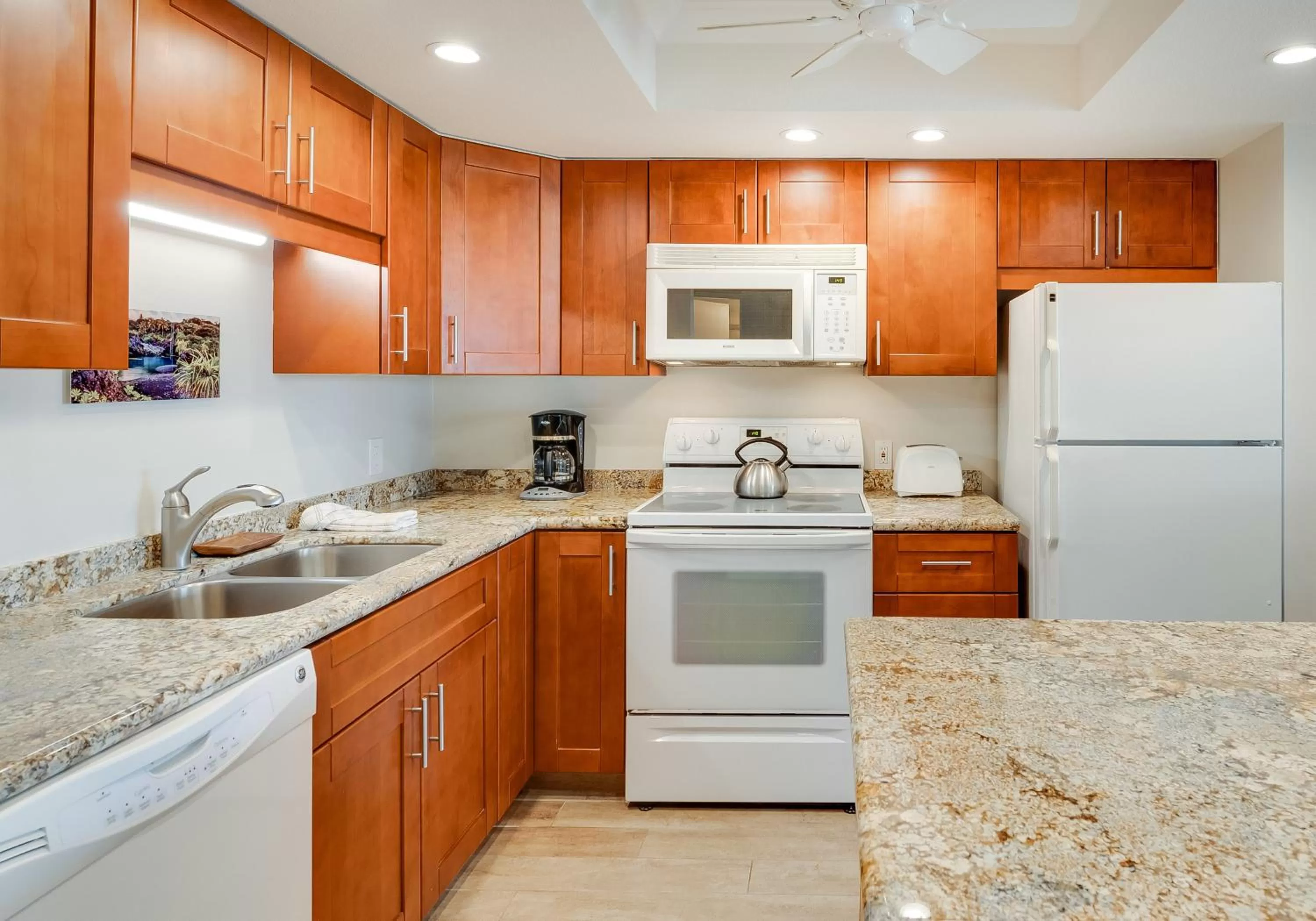 Kitchen/Kitchenette in Castle Maui Banyan
