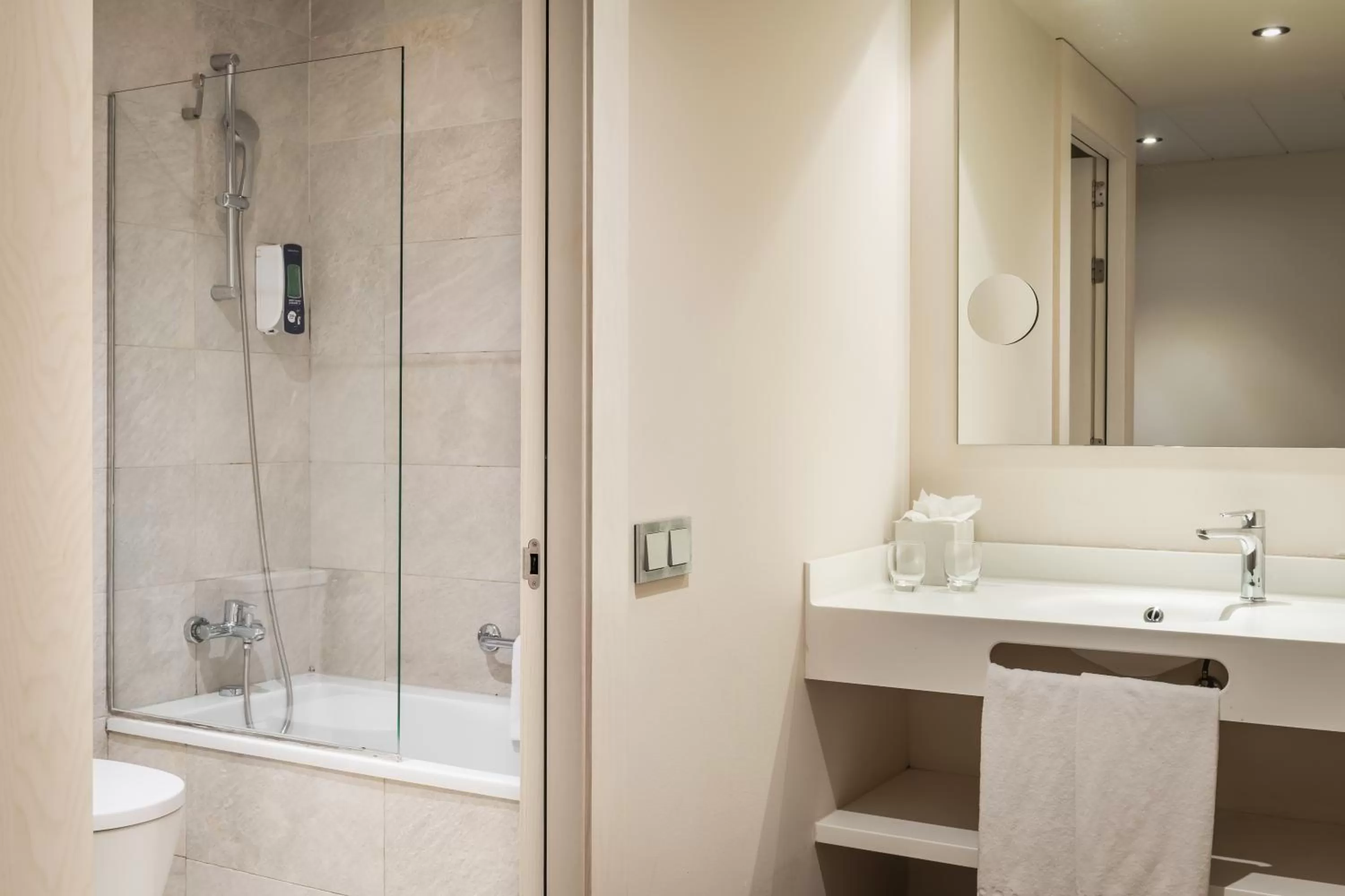 Toilet in Hotel SB Plaza Europa