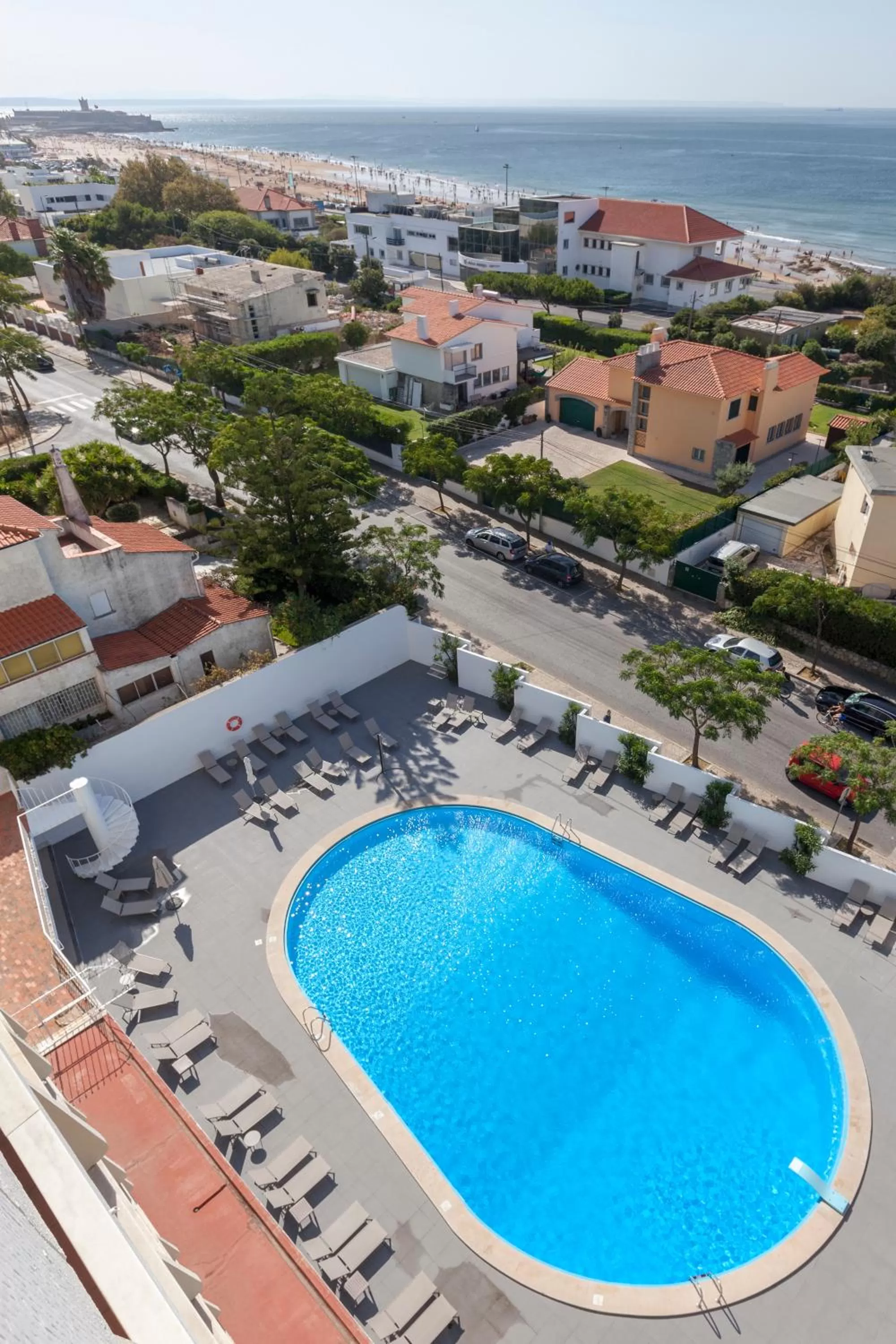 Swimming pool in Carcavelos Beach Hotel