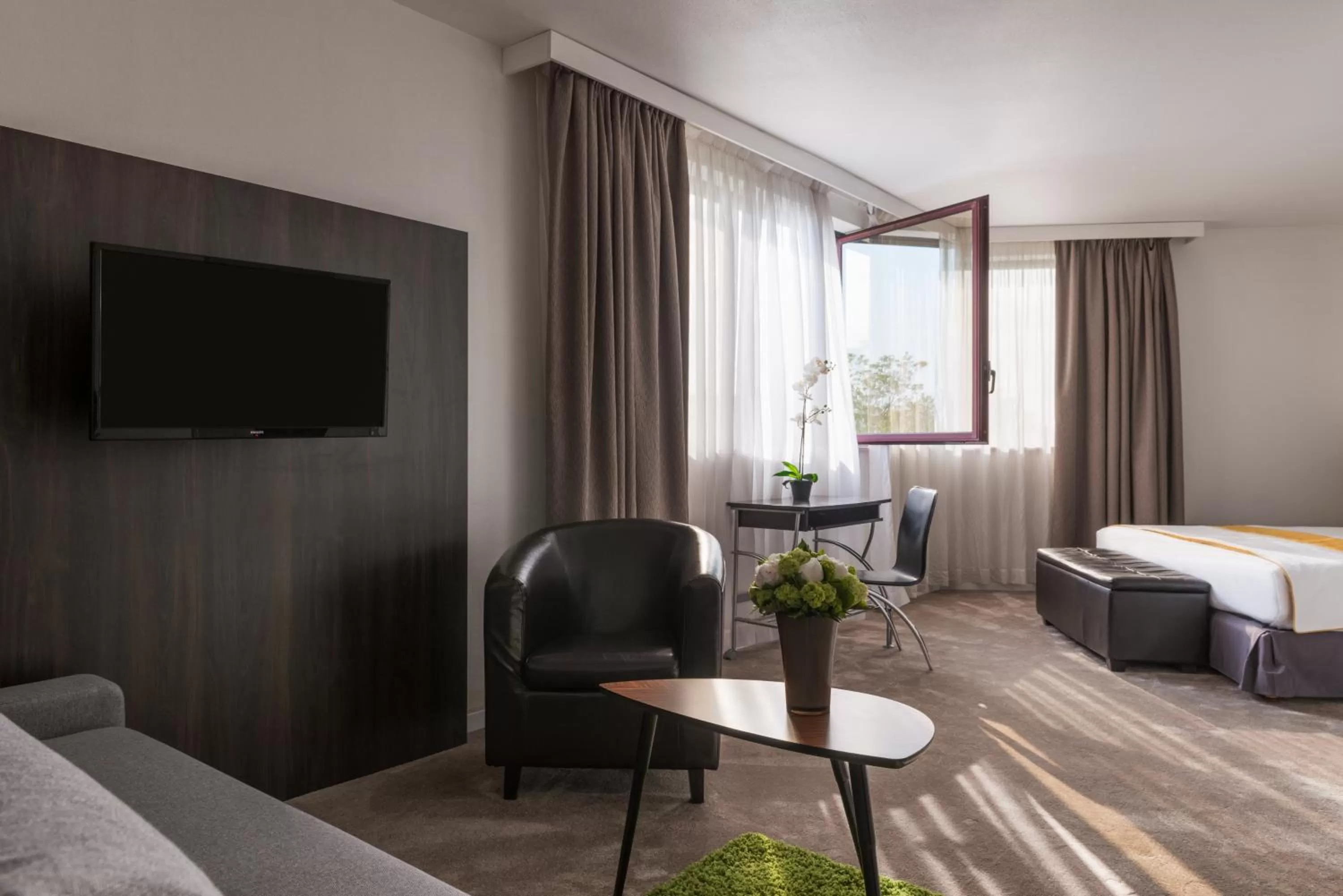 Seating area, Bed in Best Western Hotel le Galice Aix-en-Provence