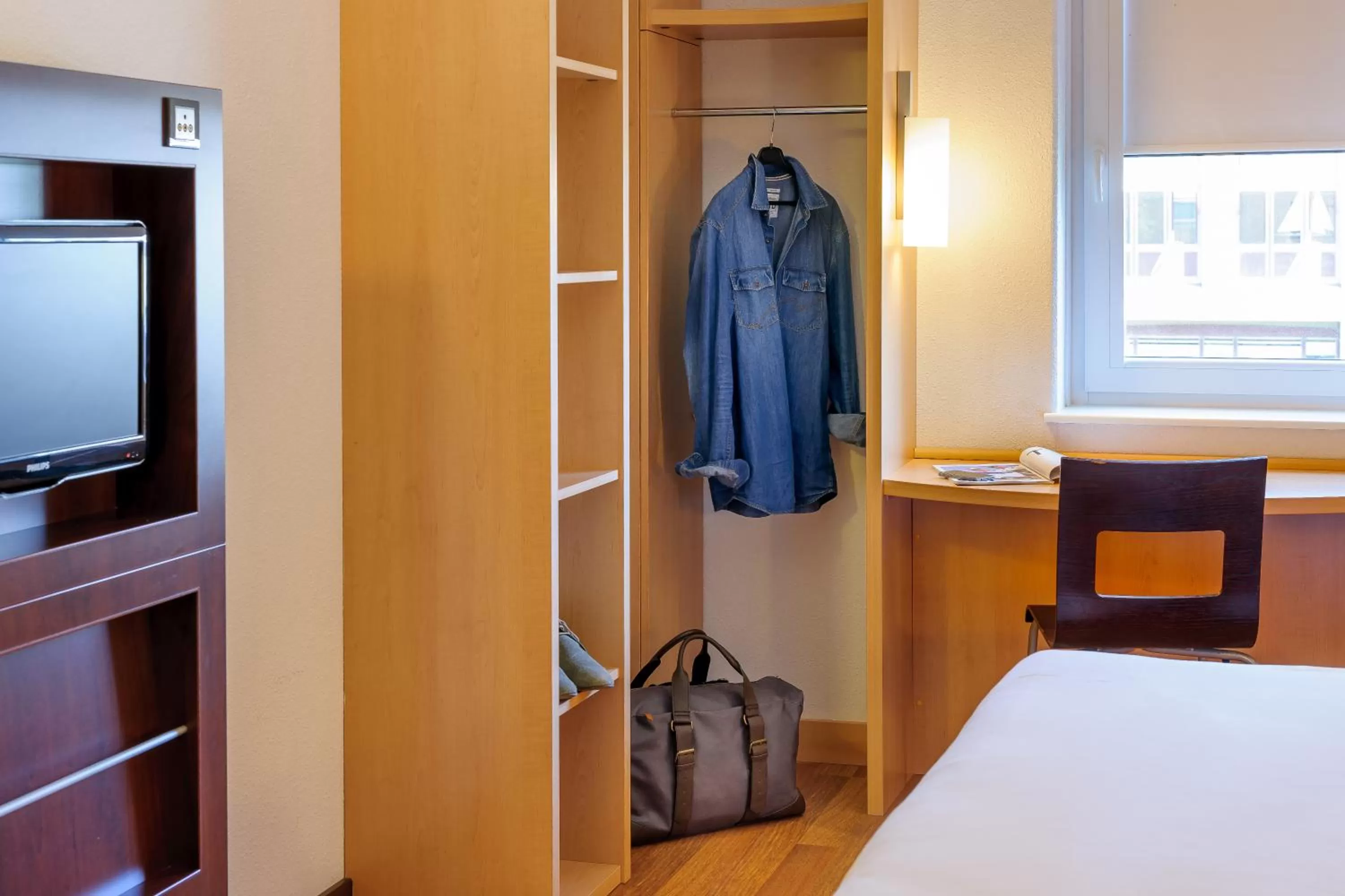 Photo of the whole room, Bed in ibis Konstanz