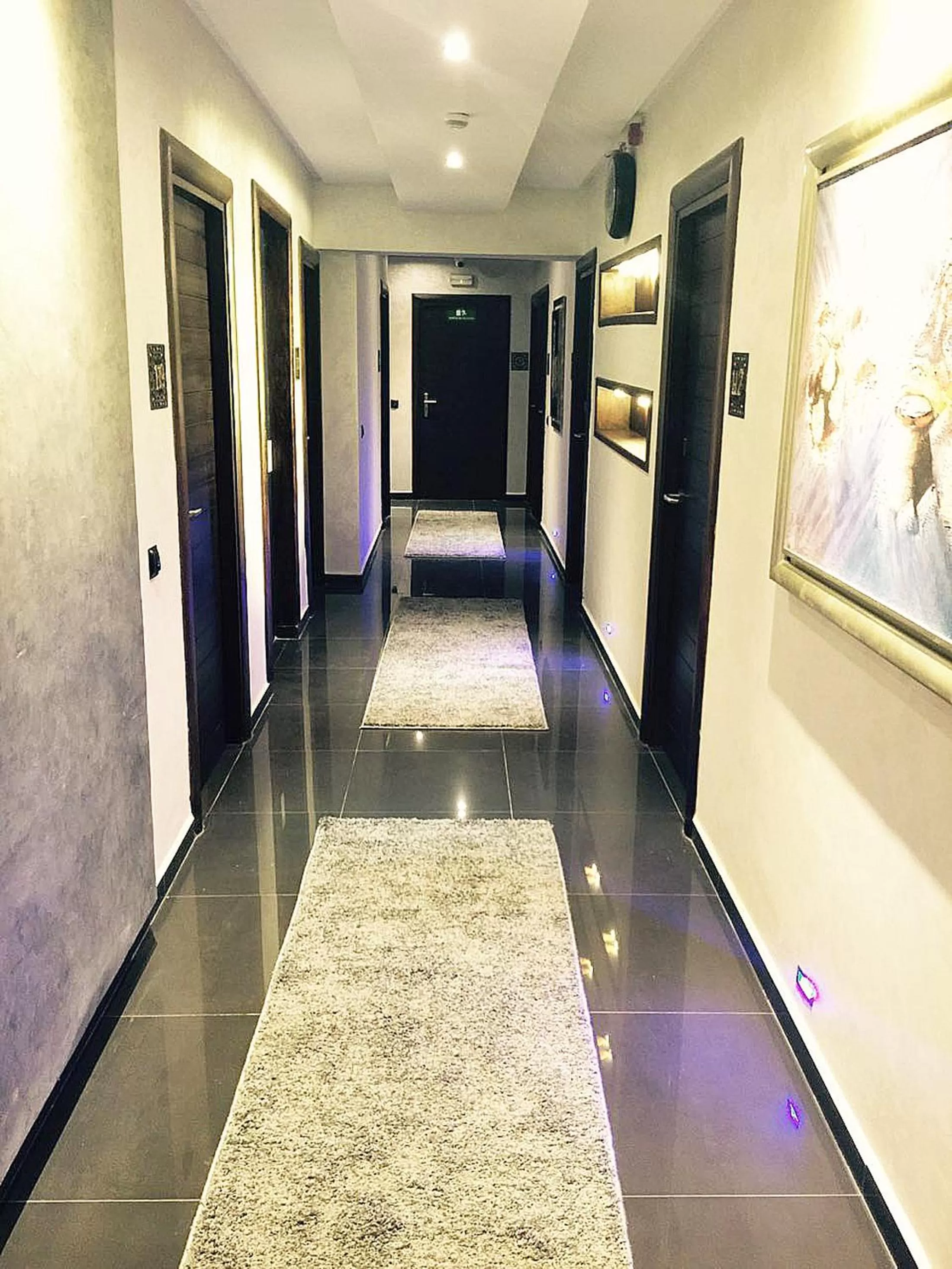 Photo of the whole room in The Seven Hotel