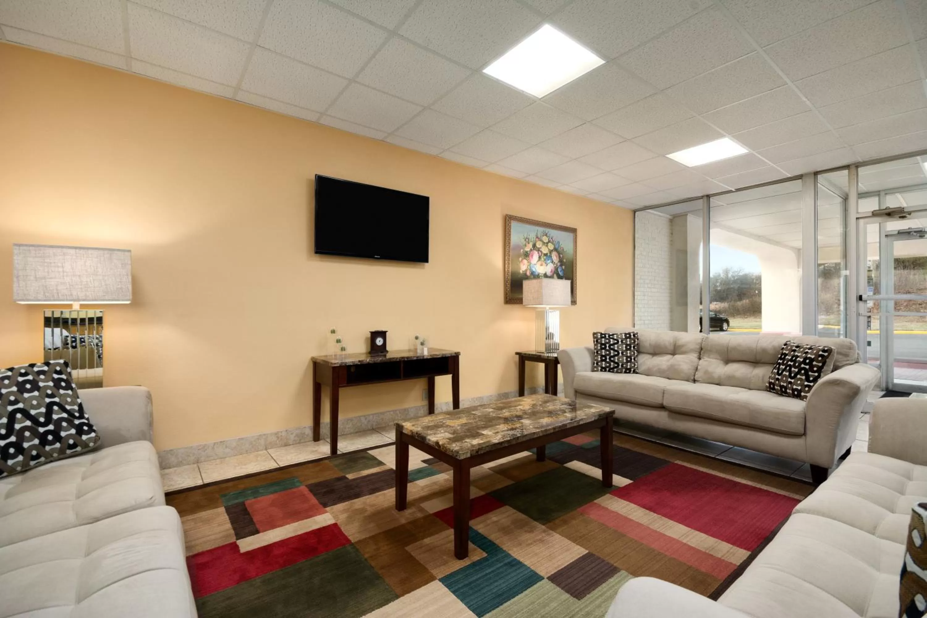 Communal lounge/ TV room in Days Inn by Wyndham Shelby