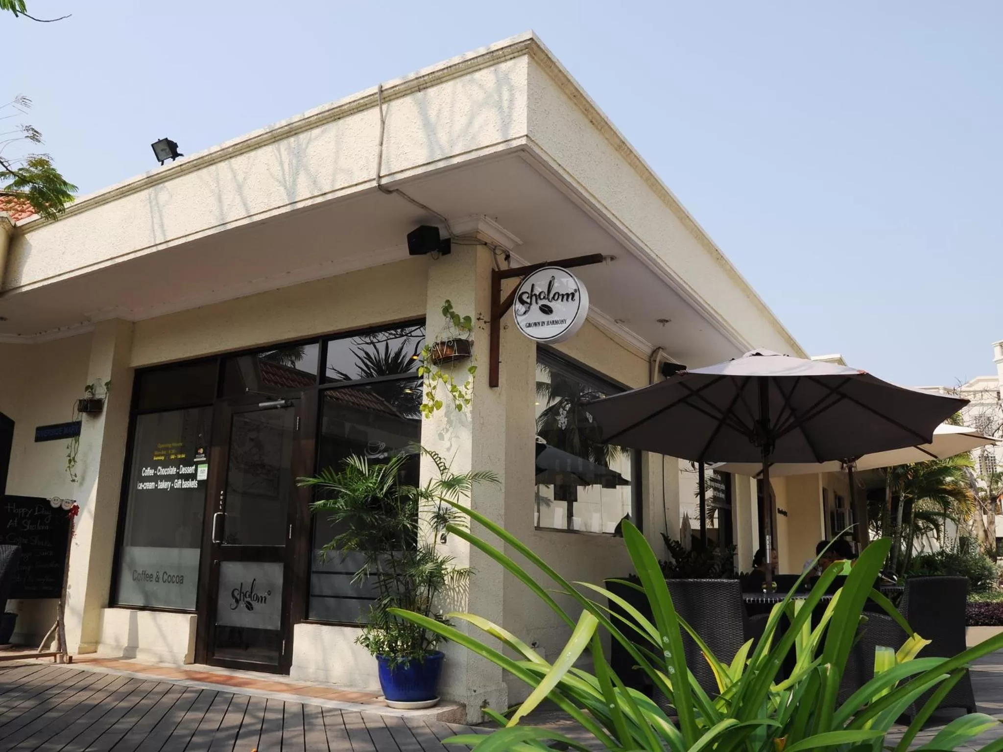 Restaurant/places to eat in Riverside Serviced Apartments