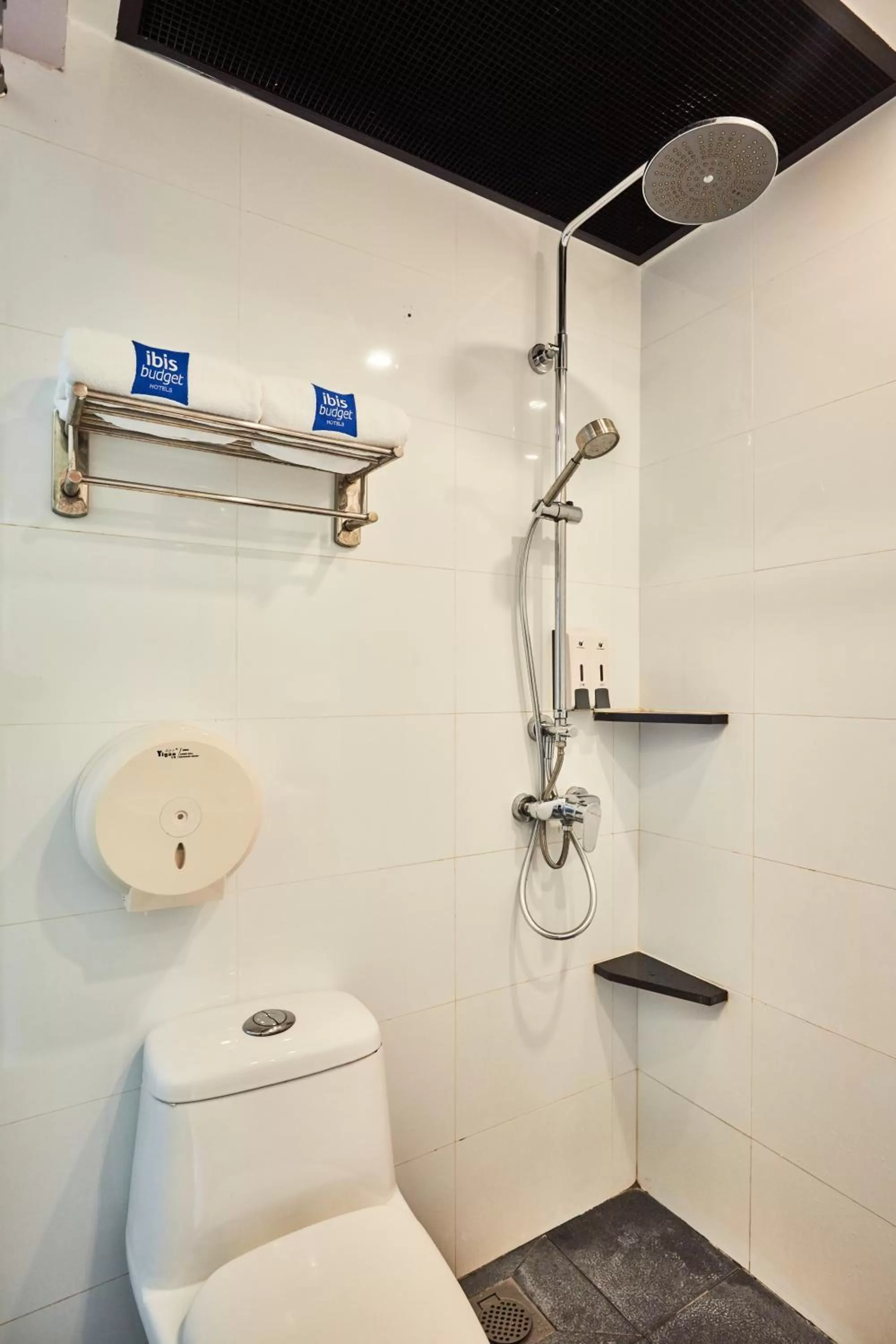 Bathroom in ibis budget Singapore Pearl