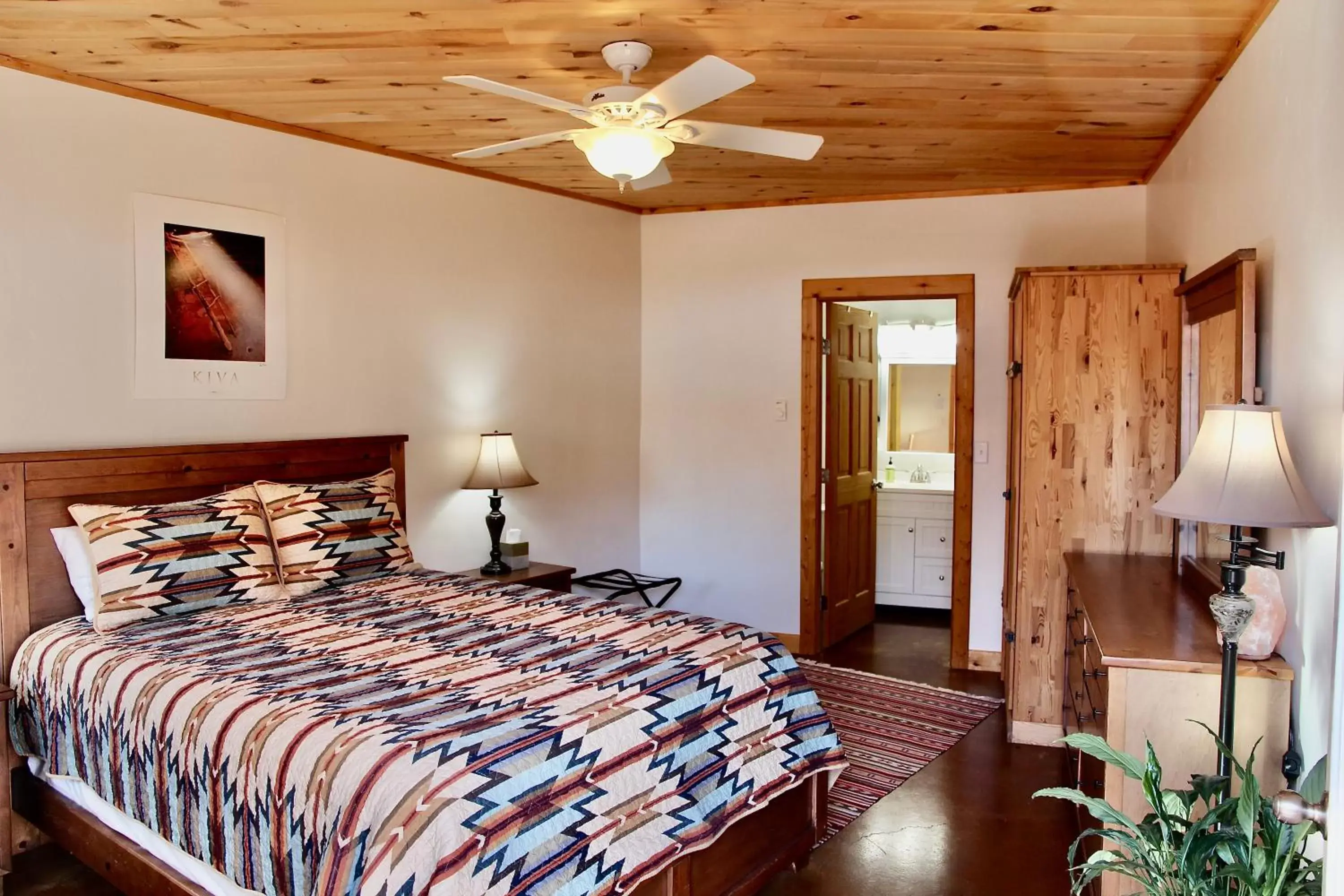 Deluxe Double Room with Bath in Red Moon Lodge Deluxe Double Room with Bath in Red Moon Lodge