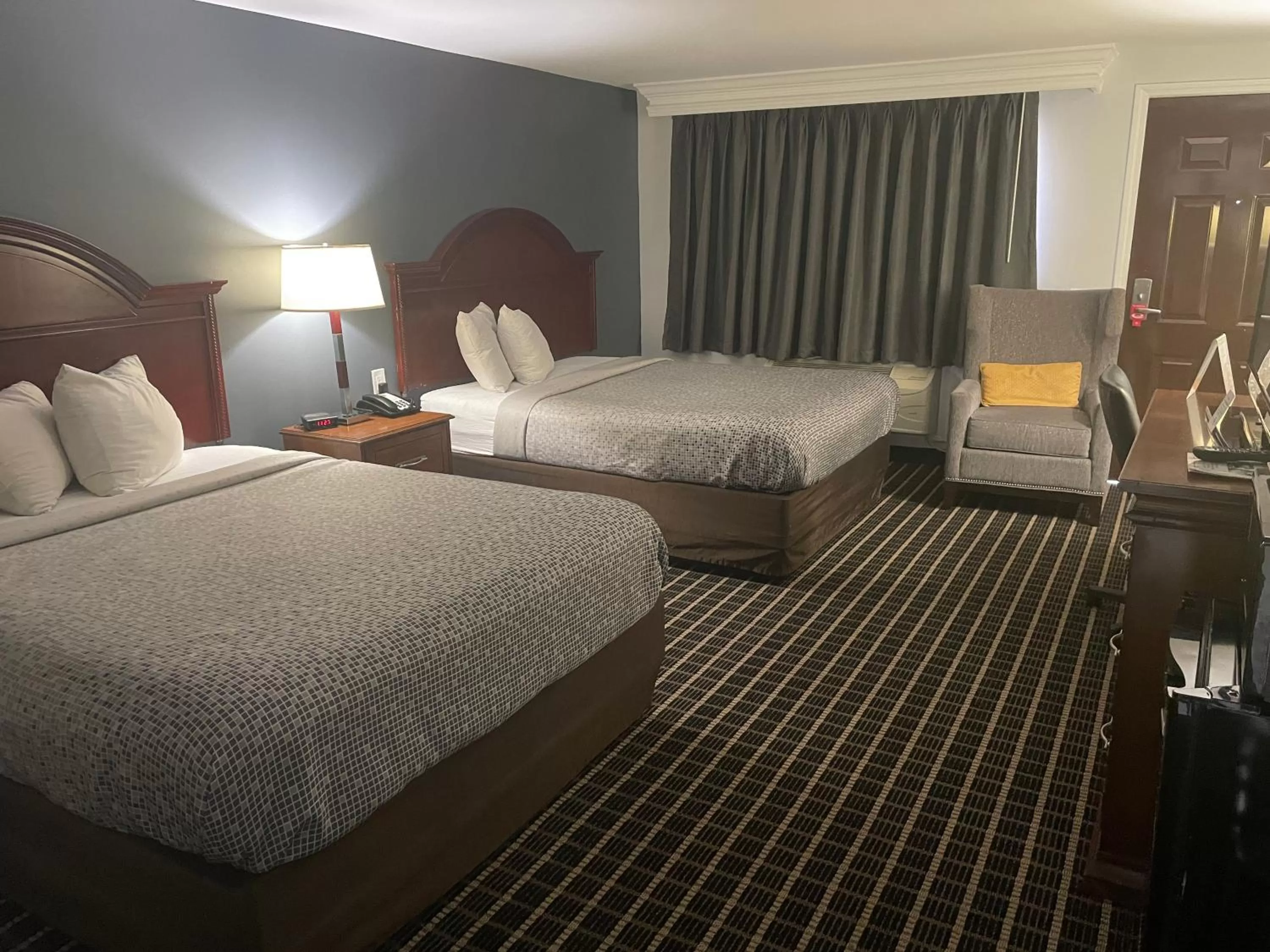 Photo of the whole room, Bed in Econo Lodge Jefferson Hills Hwy 51