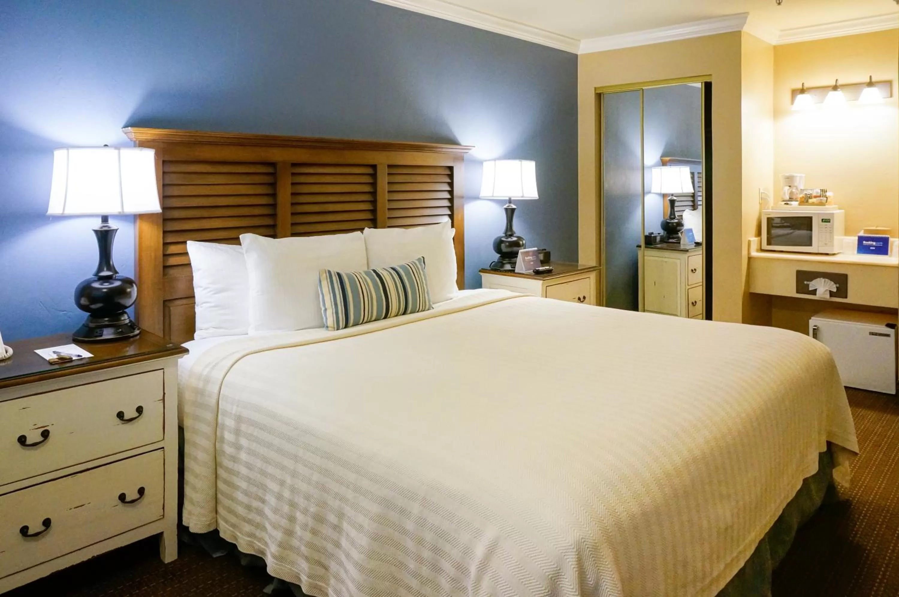 Bed in Sand Pebbles Inn